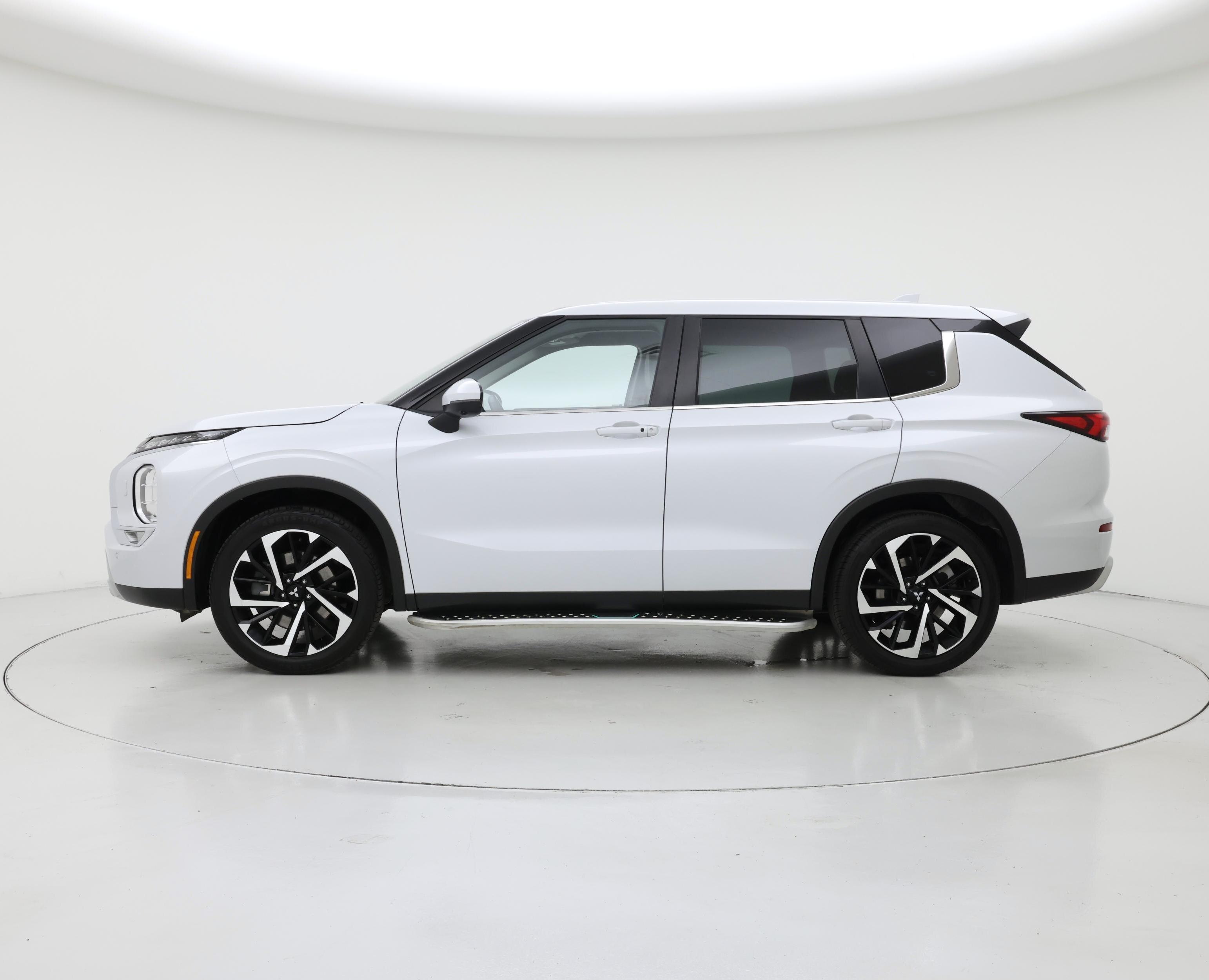 Thumbnail: 2022 Mitsubishi Outlander - 3