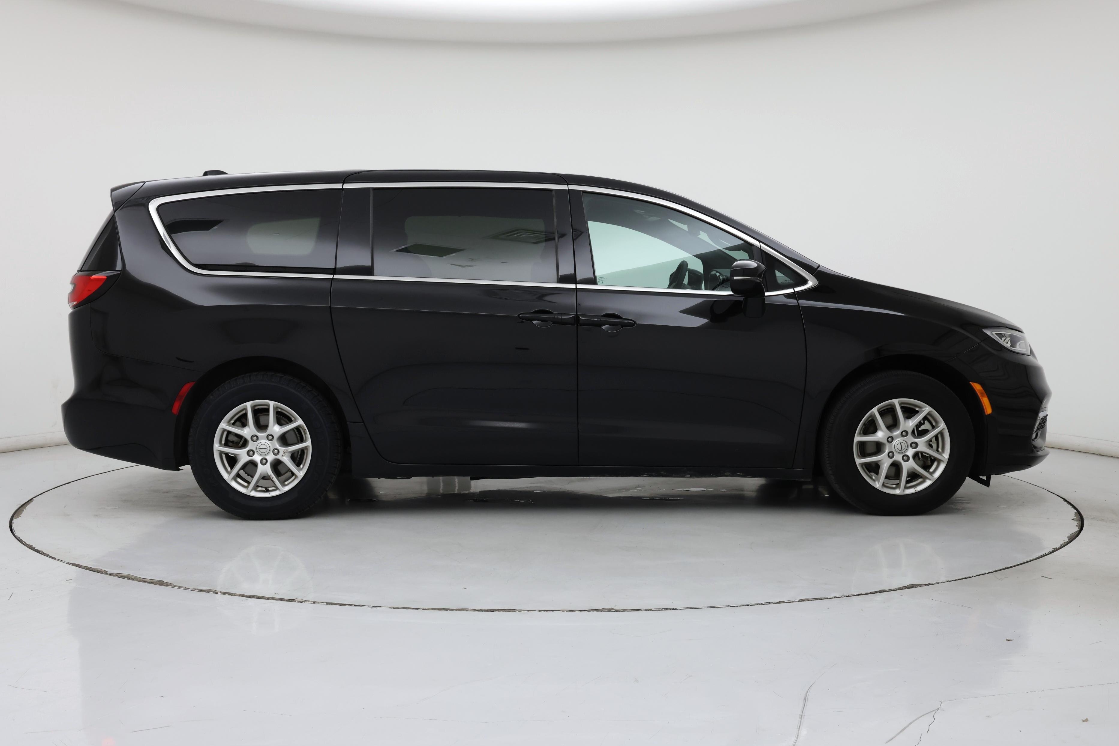 Thumbnail: 2025 Chrysler Pacifica - 7