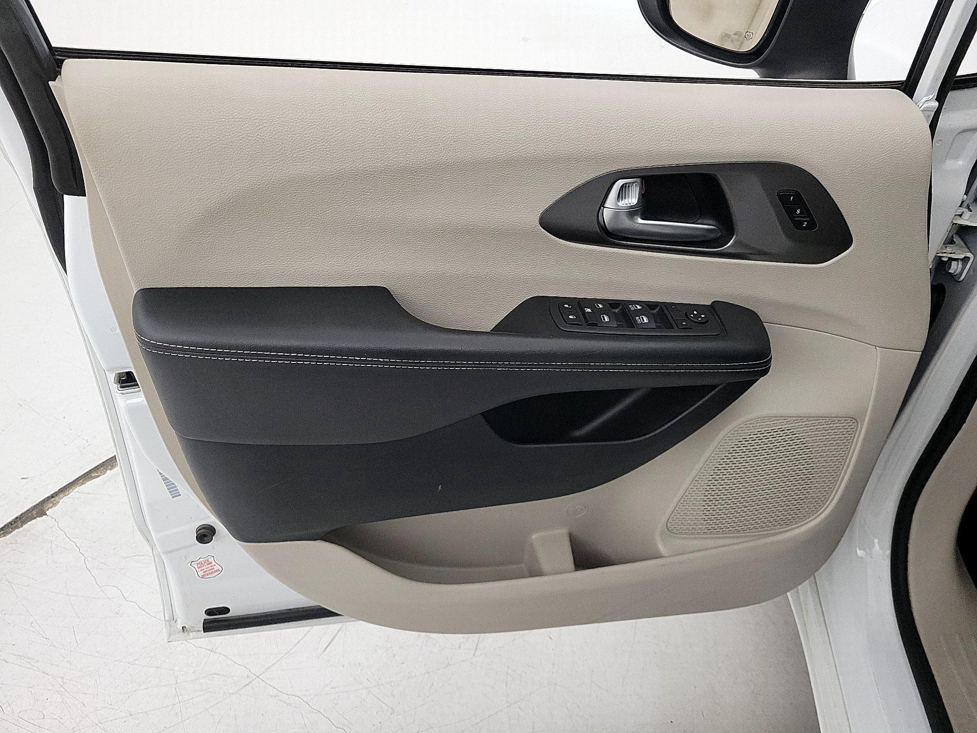 Thumbnail: 2023 Chrysler Pacifica - 12