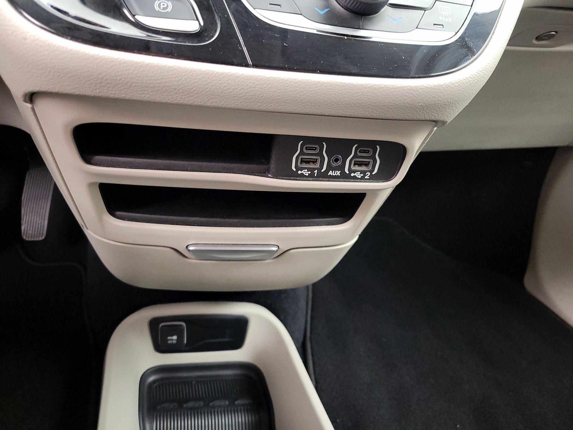 Thumbnail: 2023 Chrysler Pacifica - 18