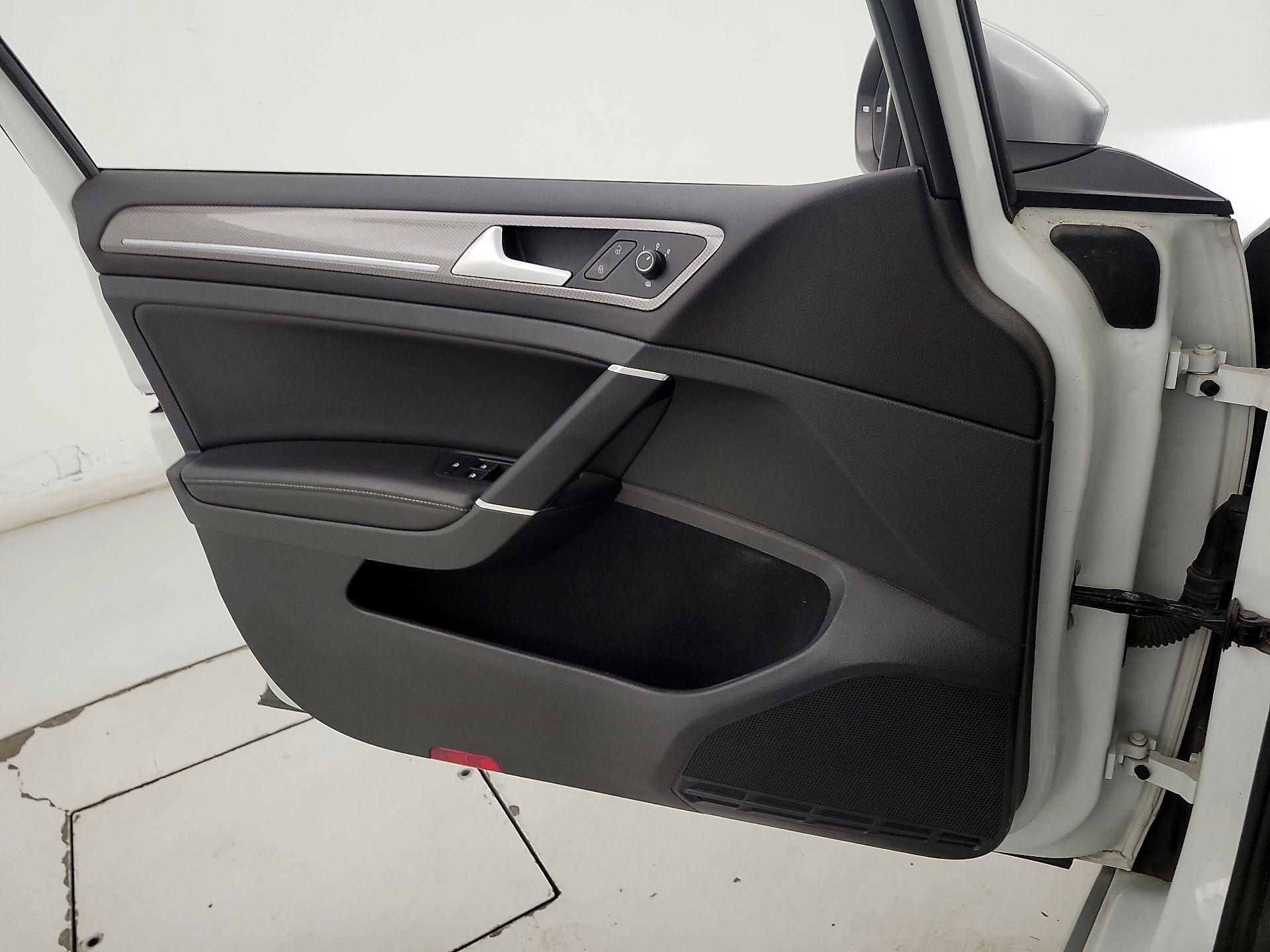 Thumbnail: 2017 Volkswagen Golf - 12