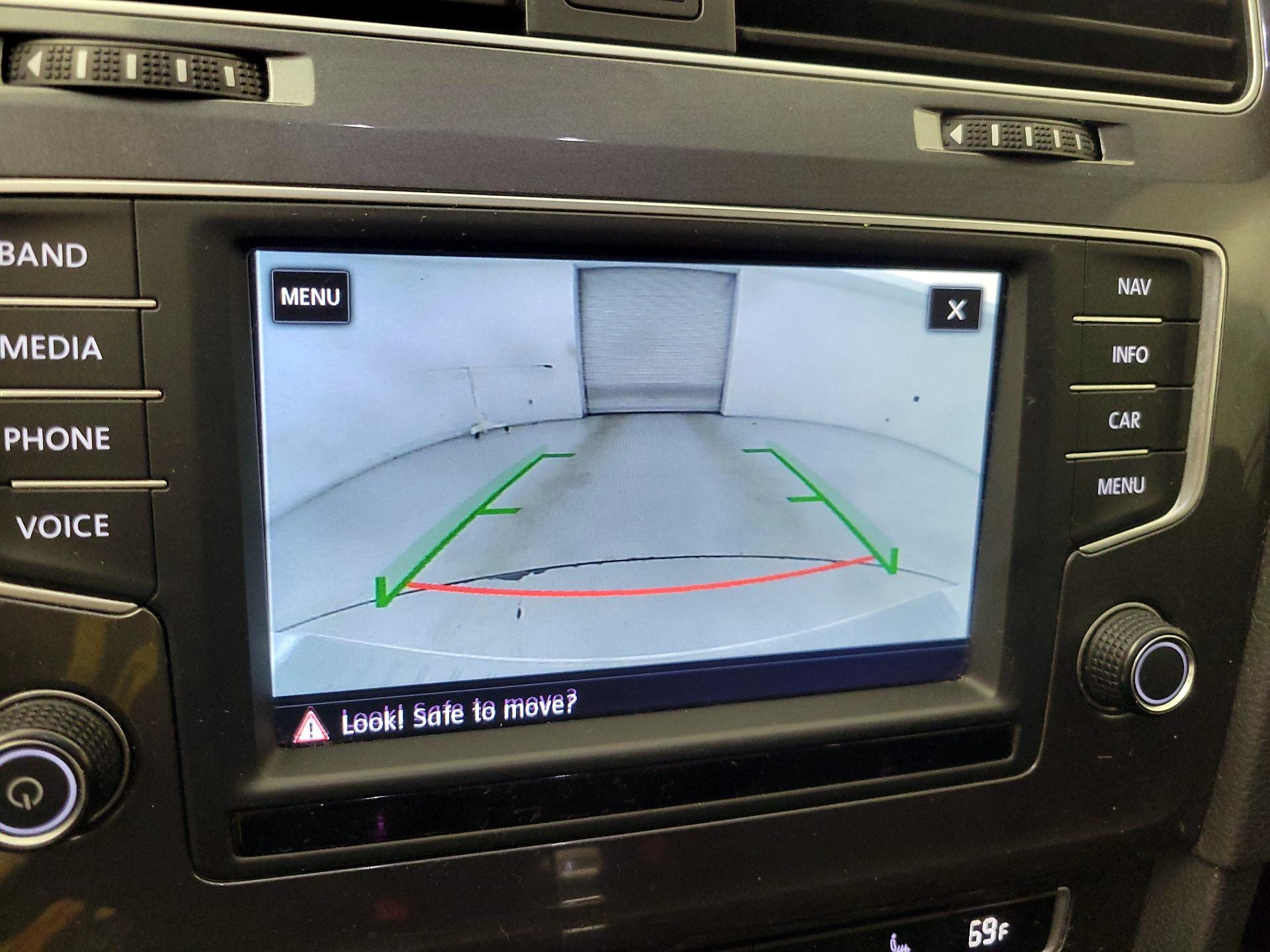 Thumbnail: 2017 Volkswagen Golf - 14