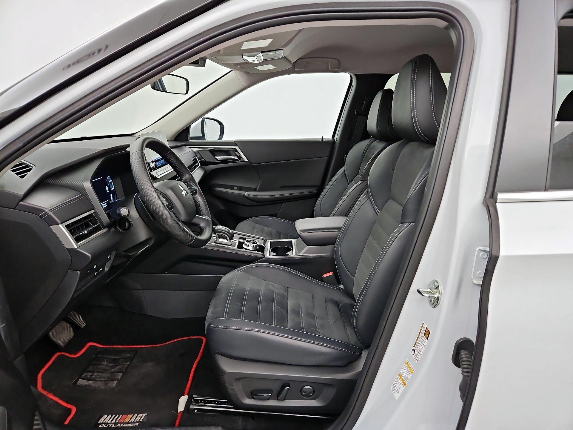 Thumbnail: 2023 Mitsubishi Outlander - 11