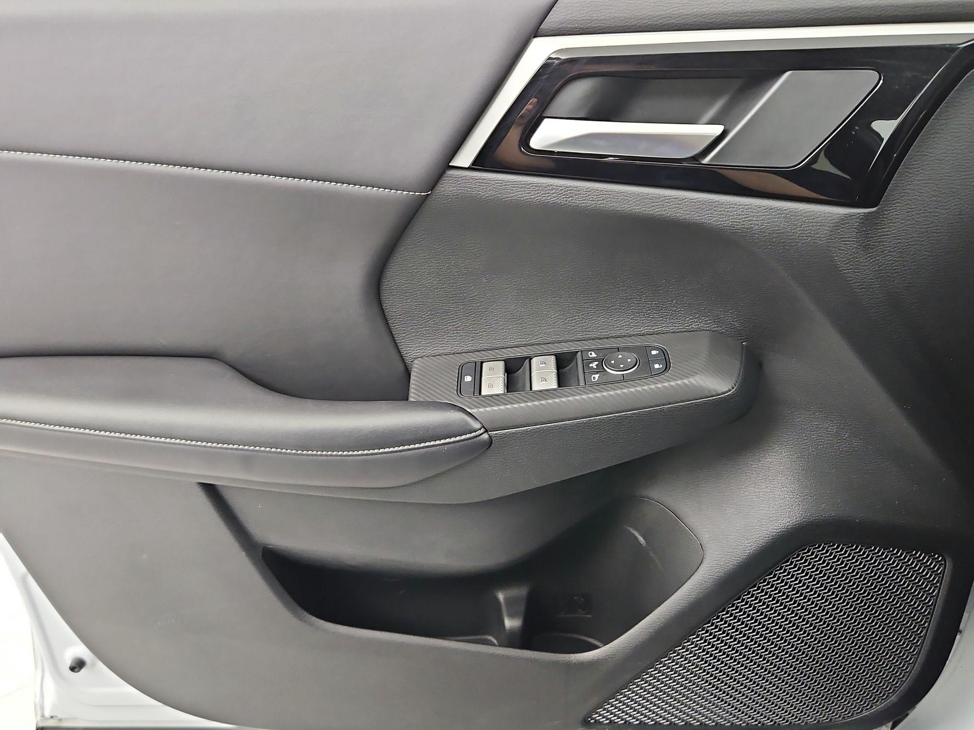 Thumbnail: 2023 Mitsubishi Outlander - 12