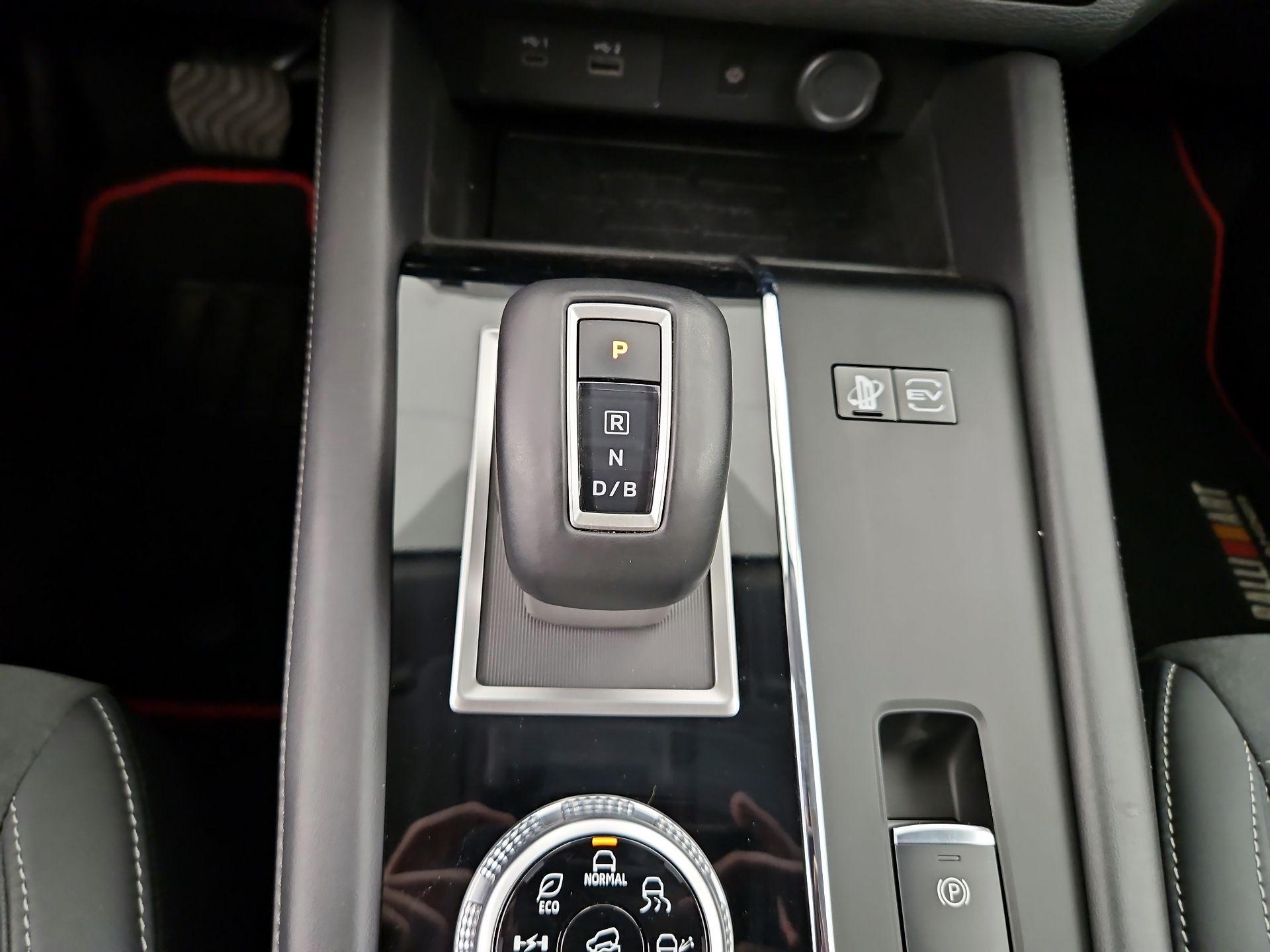 Thumbnail: 2023 Mitsubishi Outlander - 17