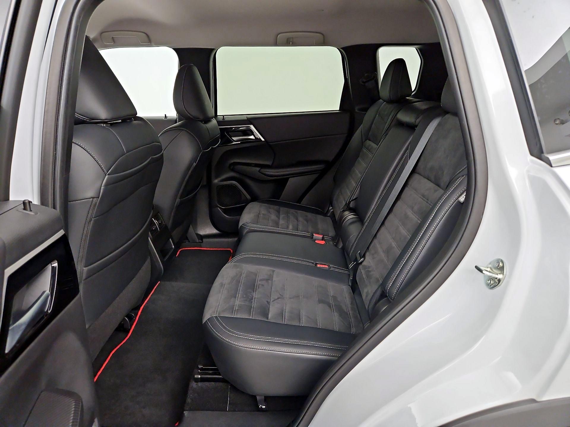 Thumbnail: 2023 Mitsubishi Outlander - 19