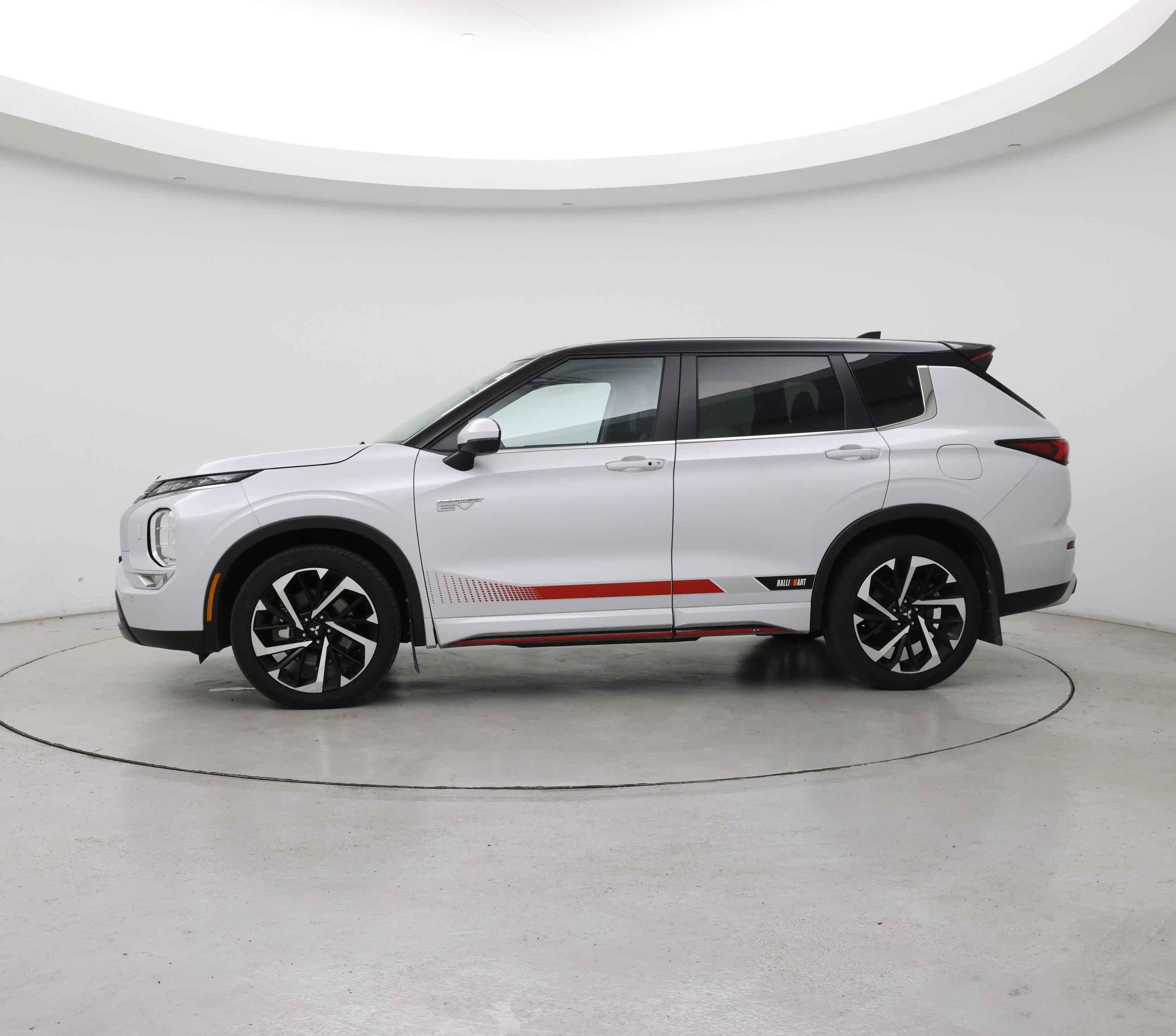 Thumbnail: 2023 Mitsubishi Outlander - 3