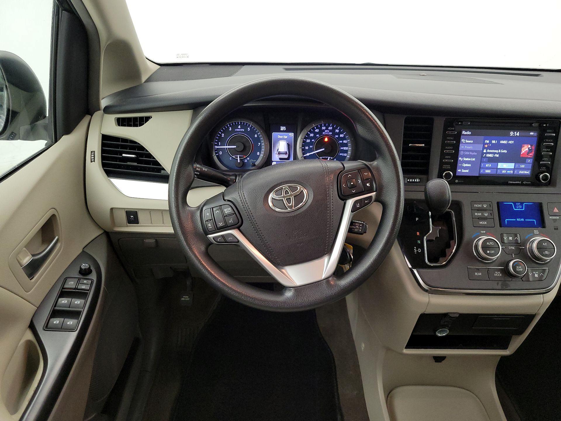 Thumbnail: 2018 Toyota Sienna - 10