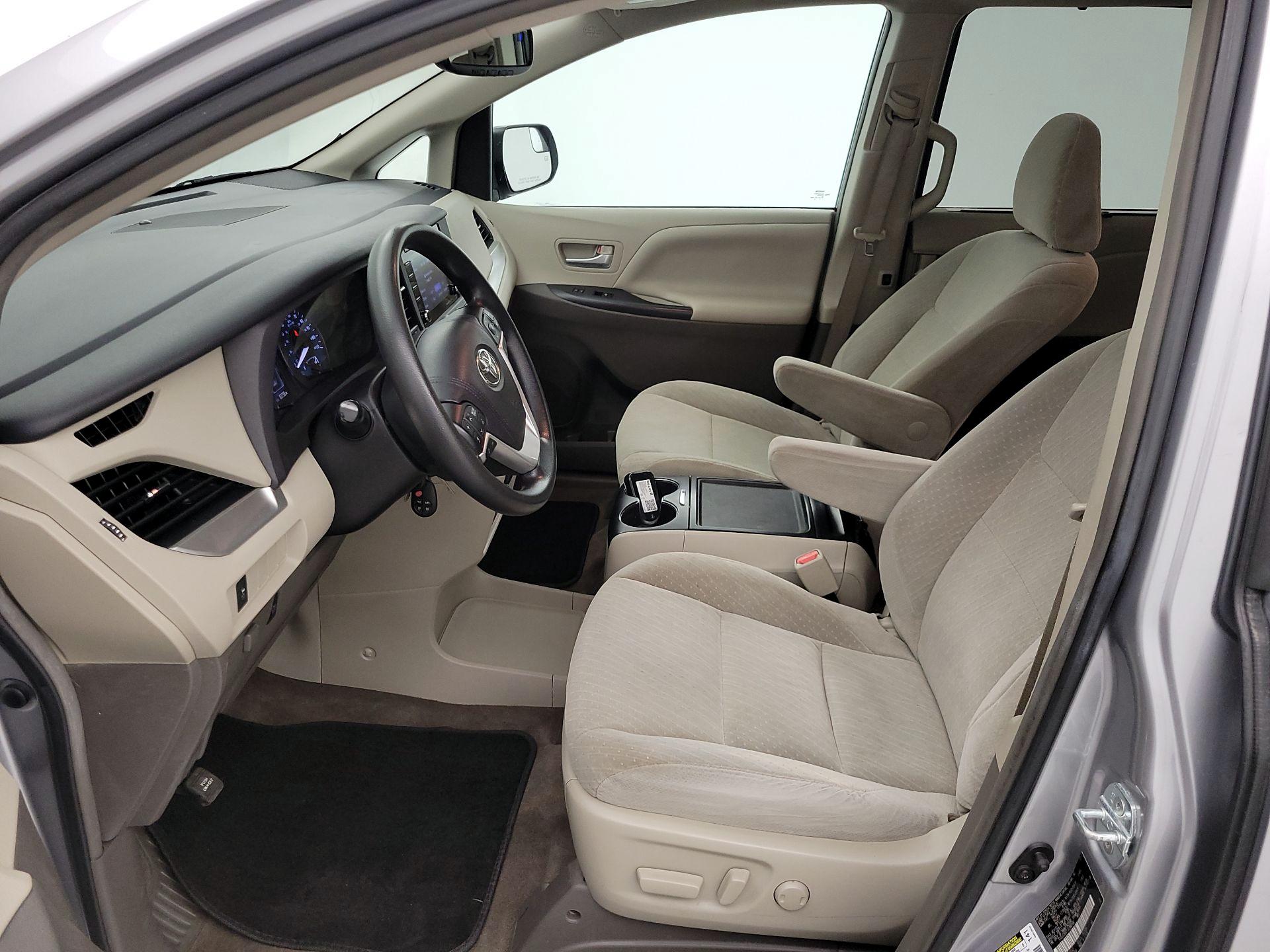 Thumbnail: 2018 Toyota Sienna - 11