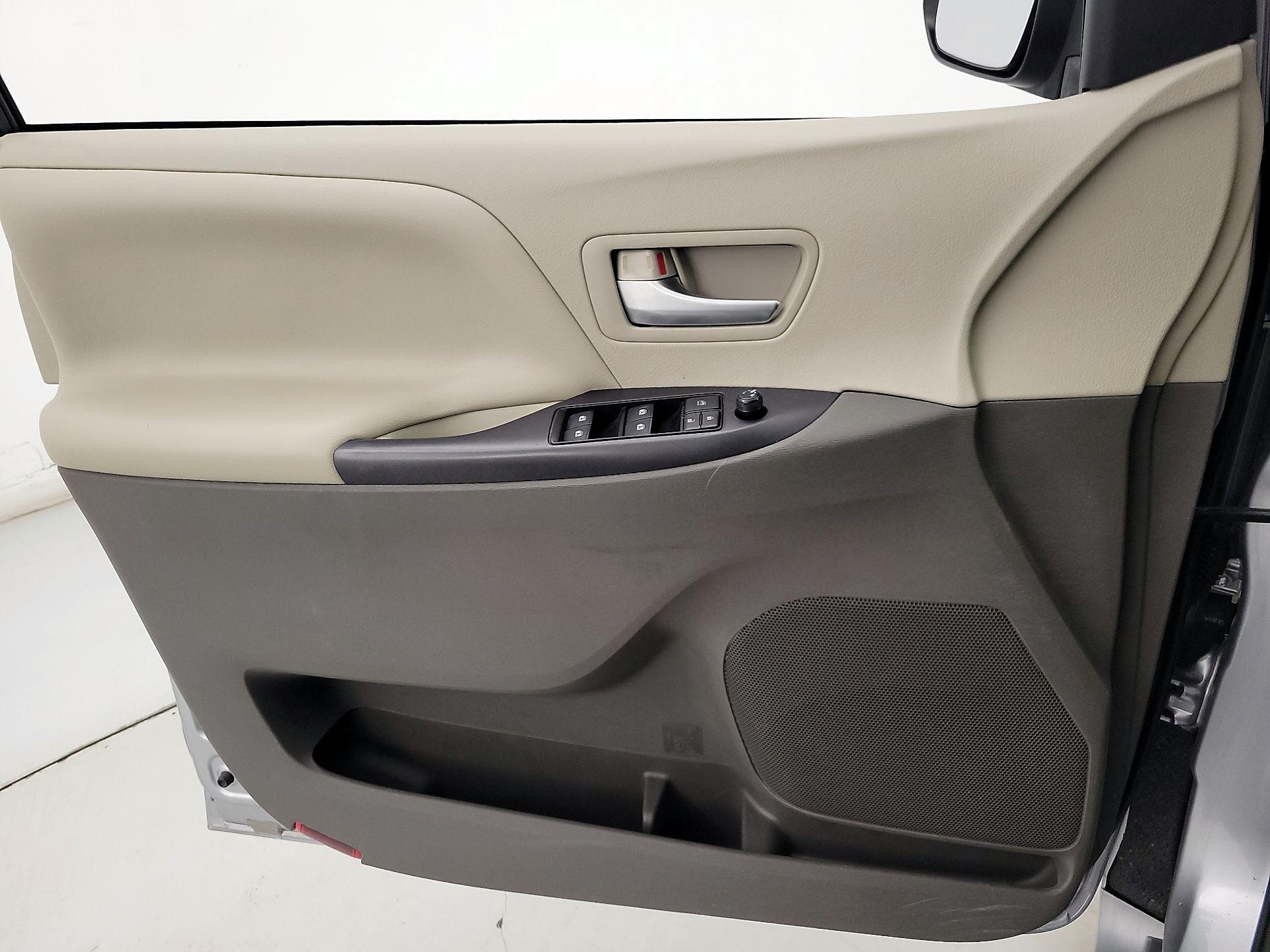 Thumbnail: 2018 Toyota Sienna - 12