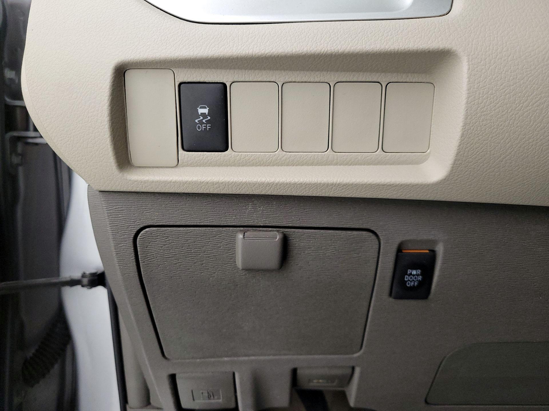 Thumbnail: 2018 Toyota Sienna - 13