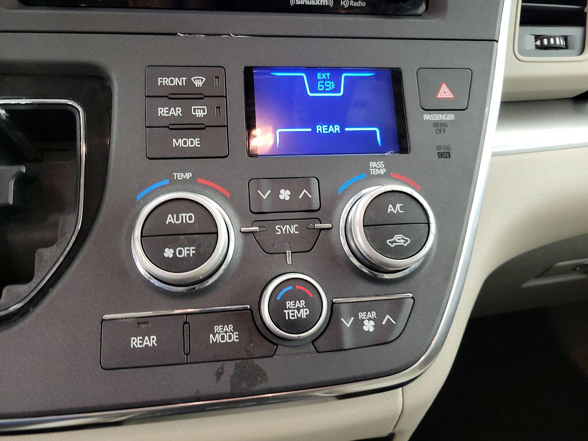 Thumbnail: 2018 Toyota Sienna - 16