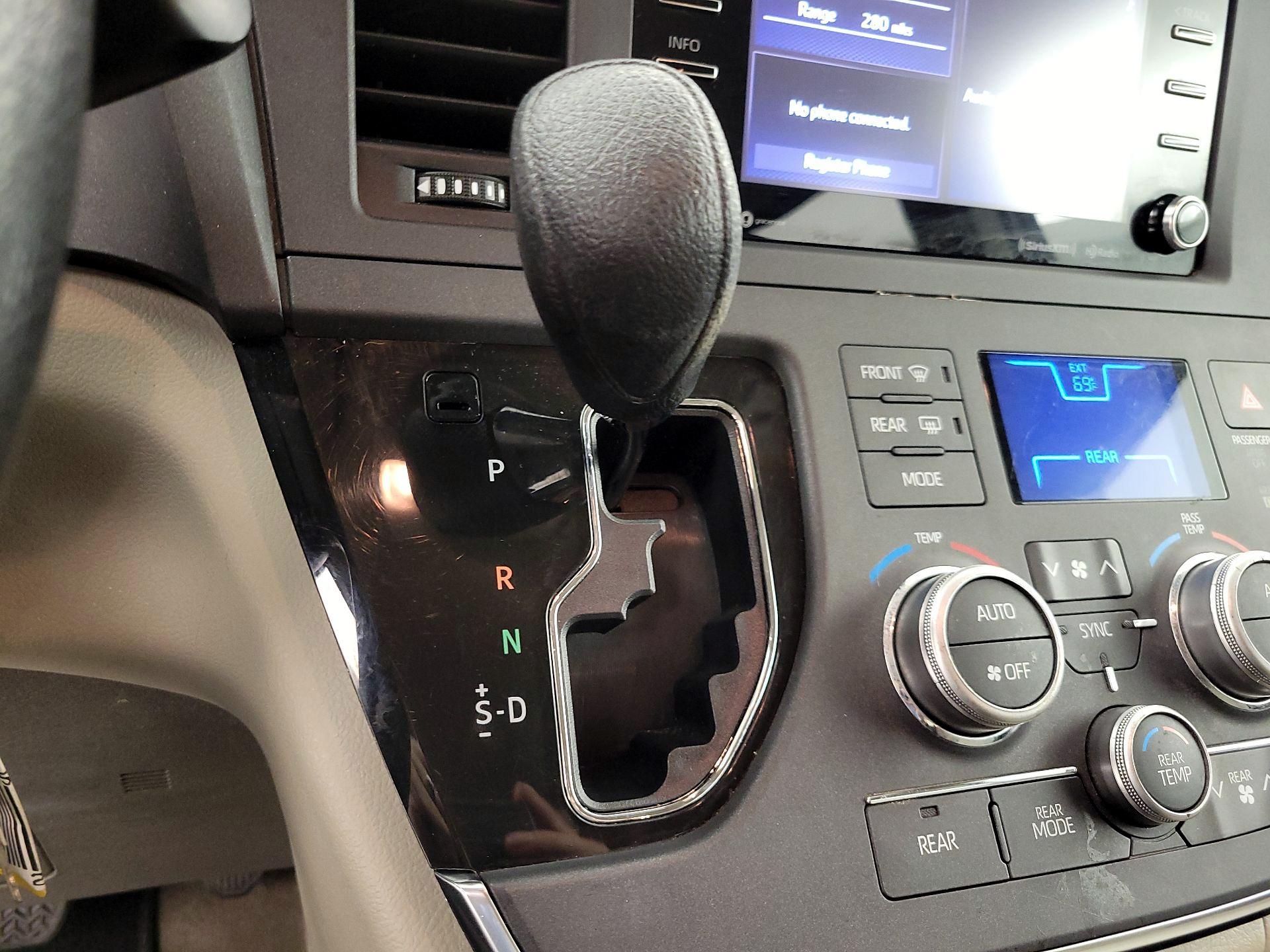 Thumbnail: 2018 Toyota Sienna - 17