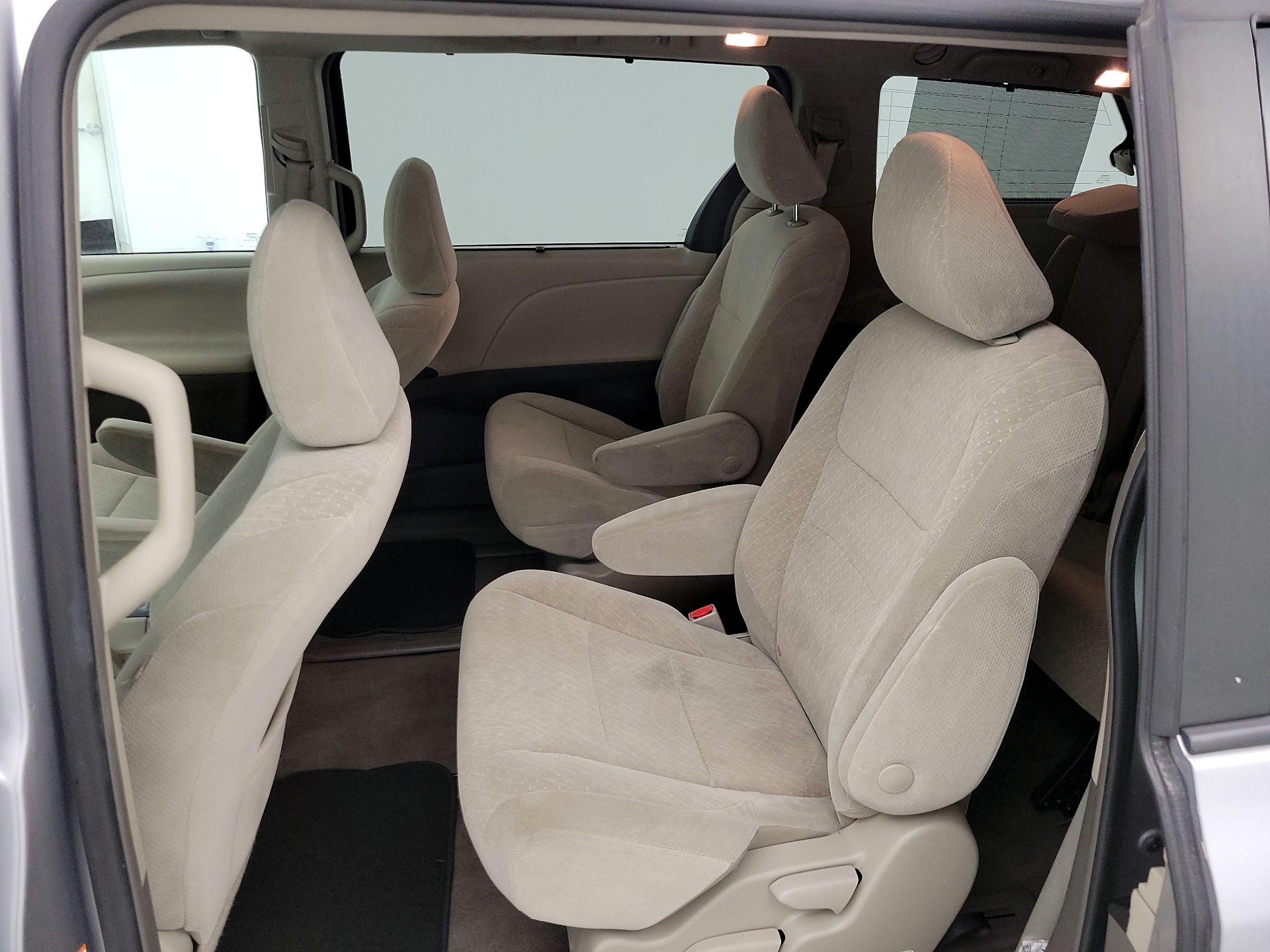 Thumbnail: 2018 Toyota Sienna - 19