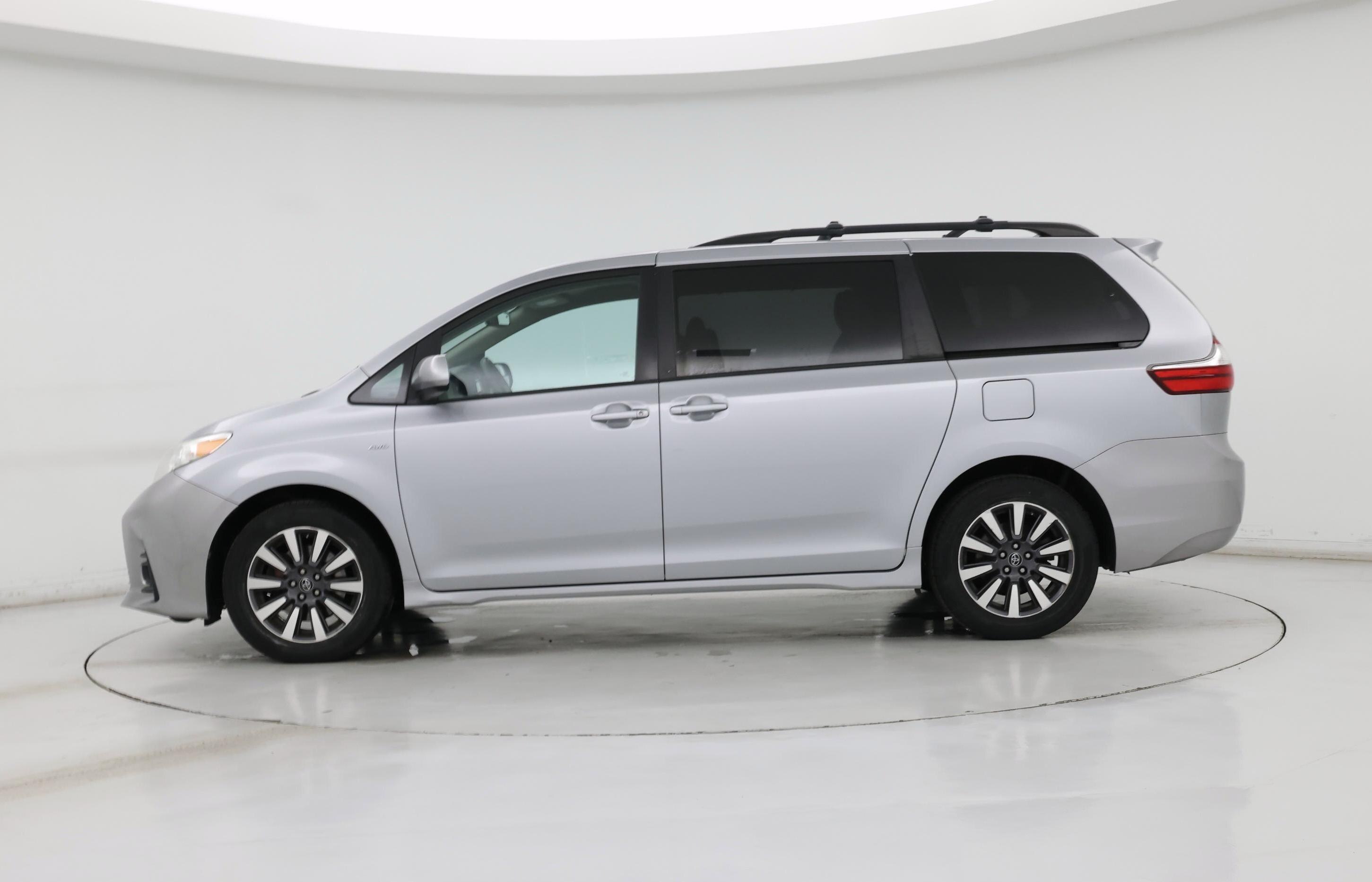 Thumbnail: 2018 Toyota Sienna - 3