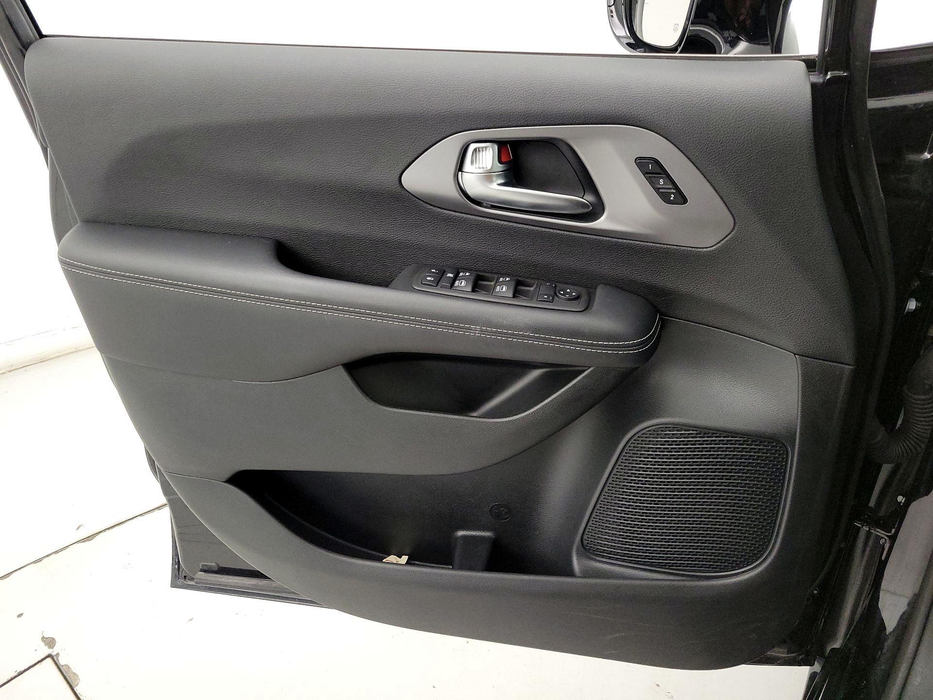 Thumbnail: 2025 Chrysler Pacifica - 12