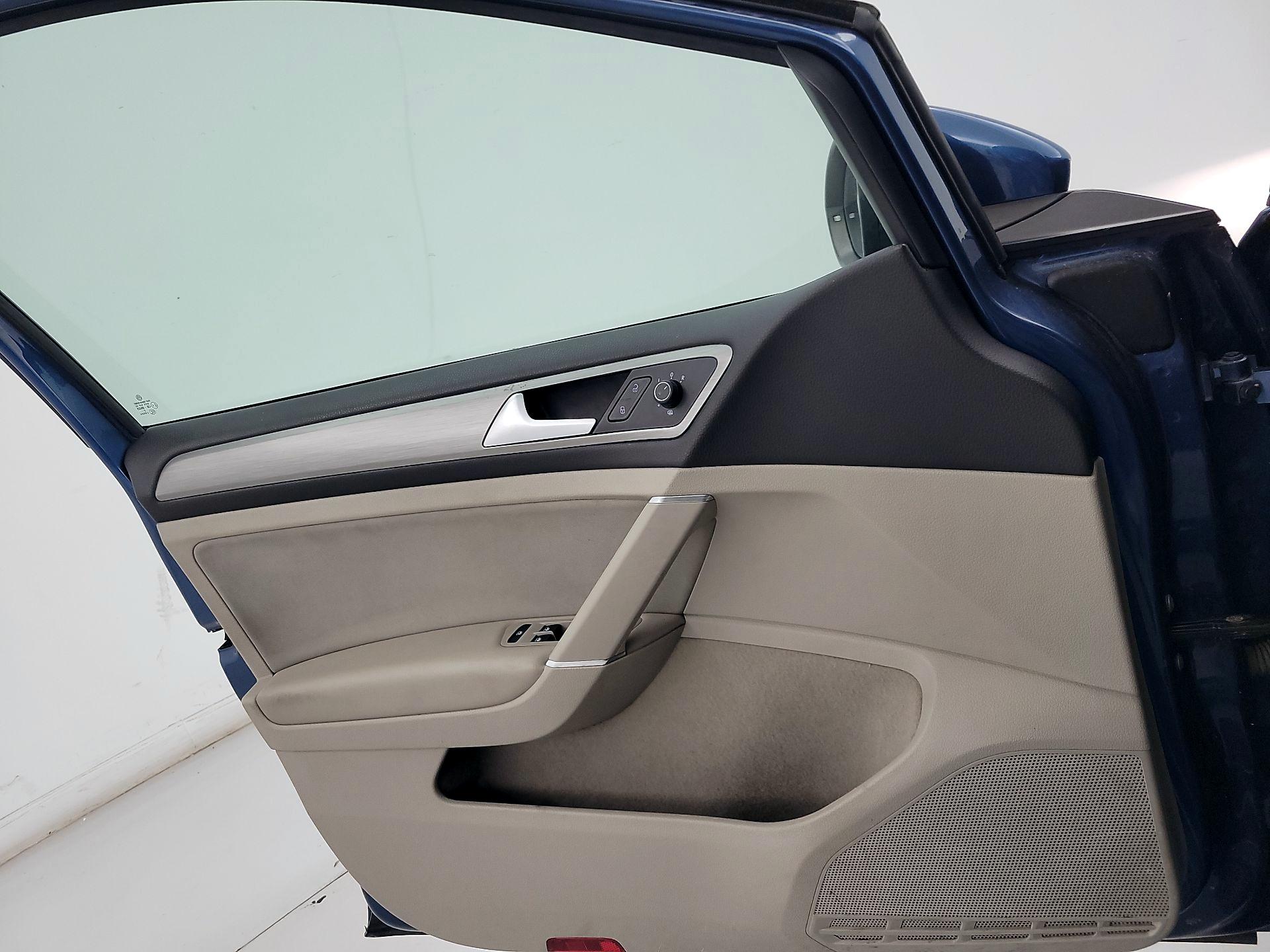 Thumbnail: 2016 Volkswagen Golf - 12