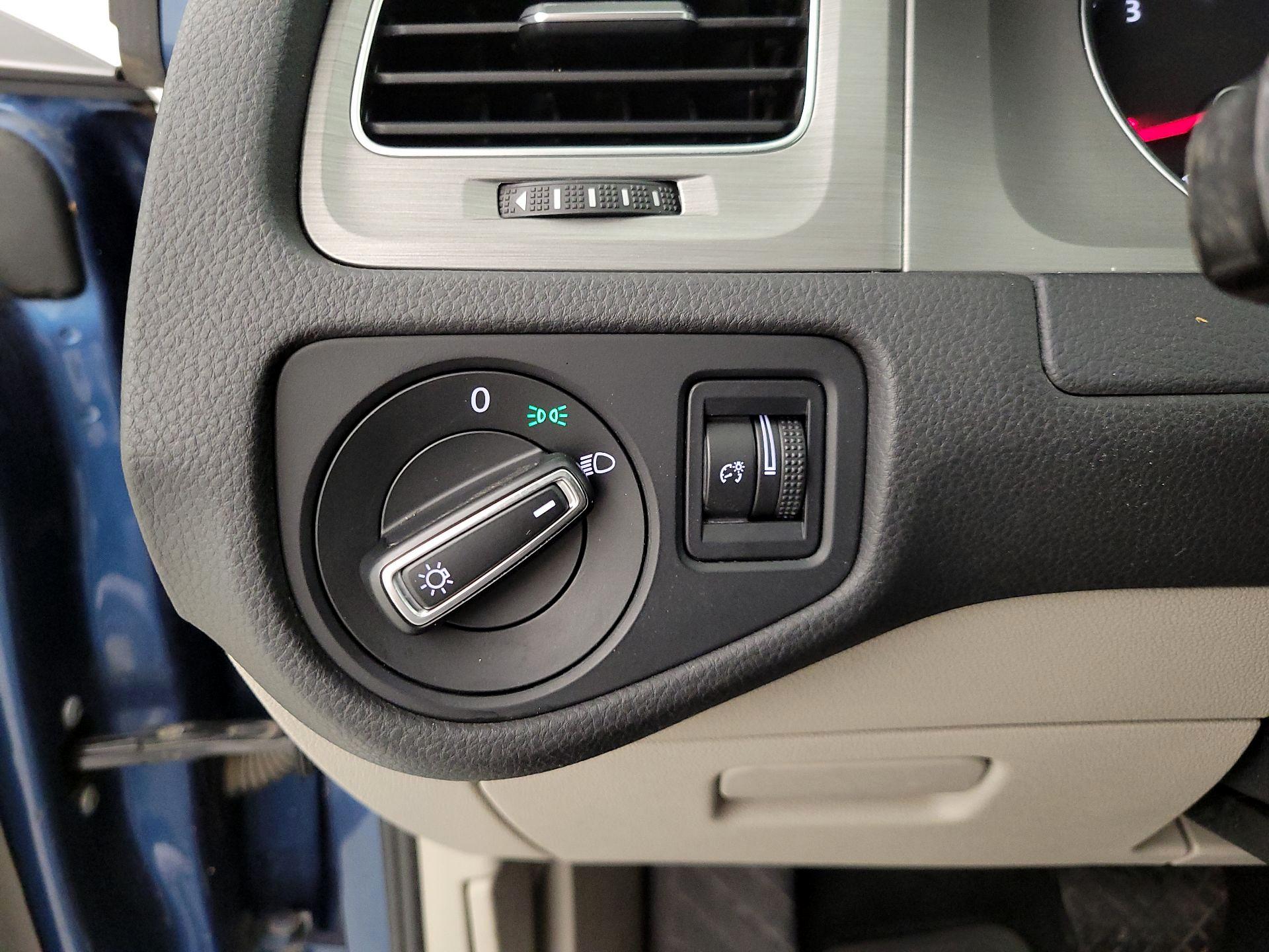 Thumbnail: 2016 Volkswagen Golf - 13