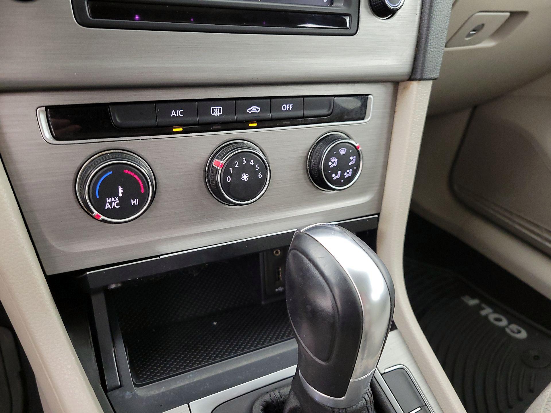 Thumbnail: 2016 Volkswagen Golf - 16