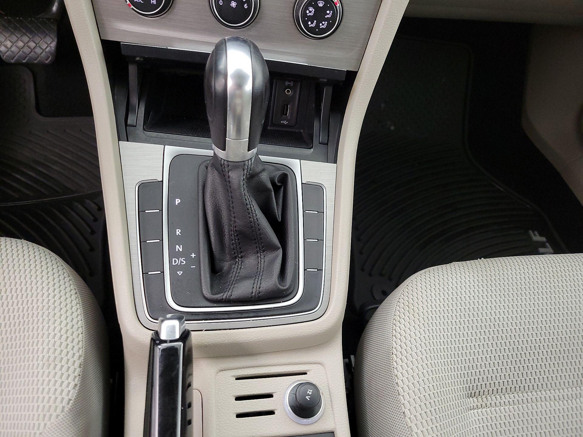 Thumbnail: 2016 Volkswagen Golf - 17