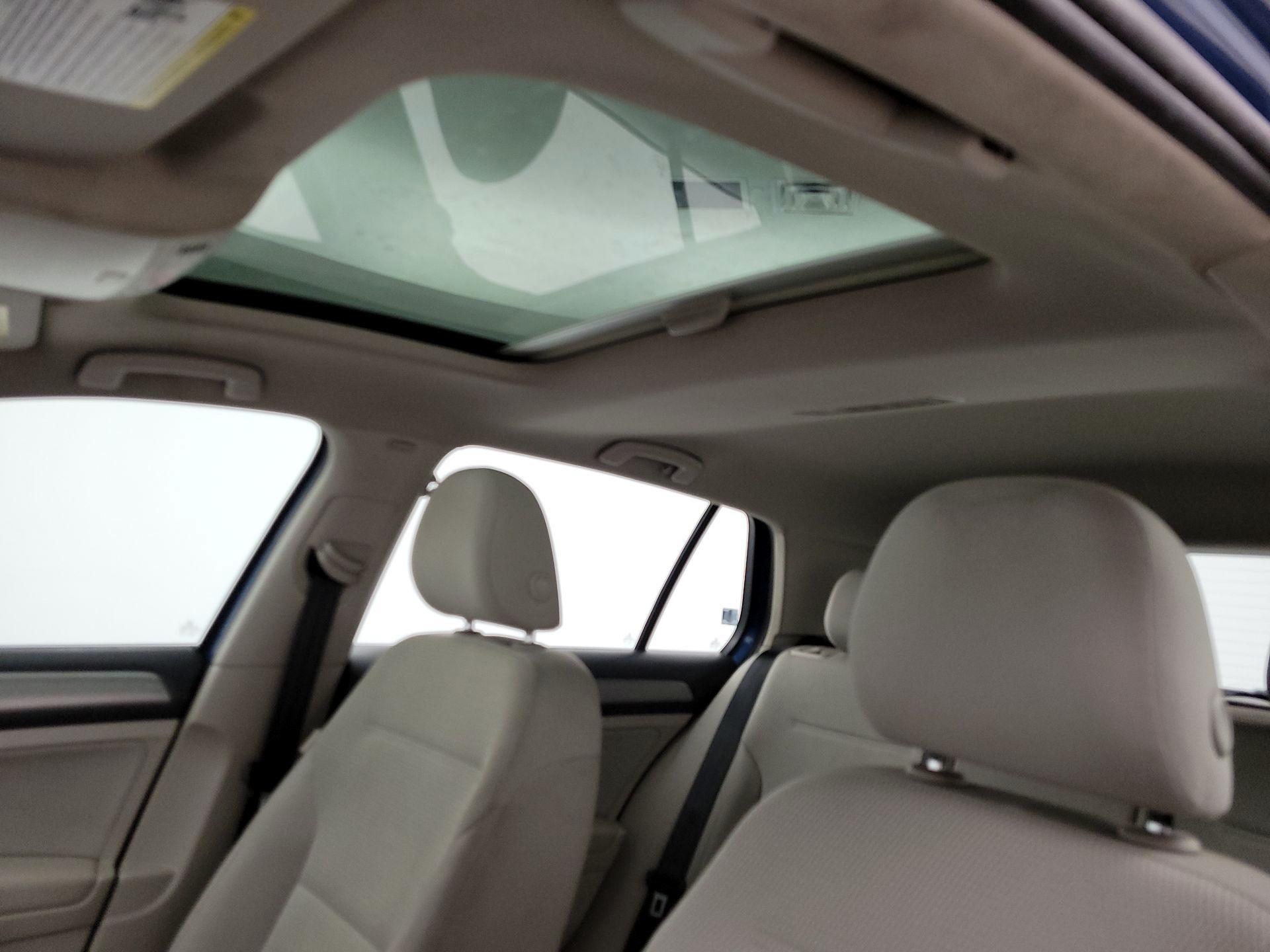 Thumbnail: 2016 Volkswagen Golf - 19