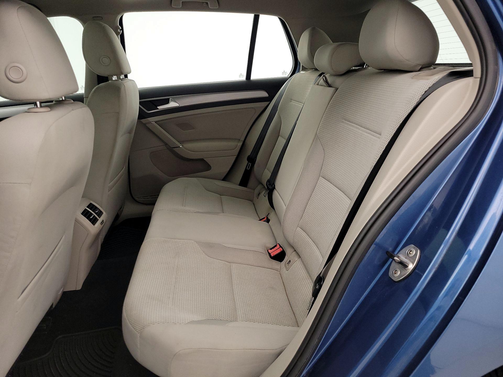 Thumbnail: 2016 Volkswagen Golf - 20