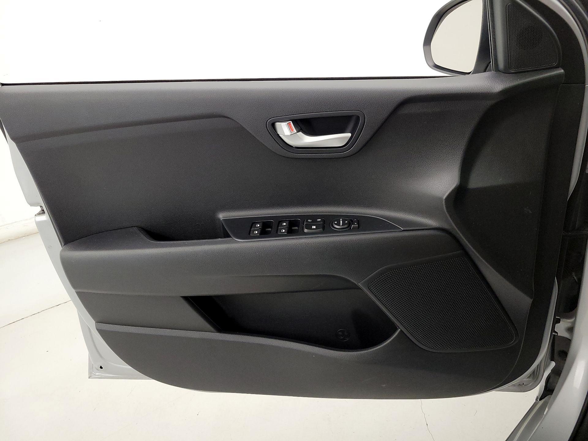 Thumbnail: 2022 Kia Rio - 12