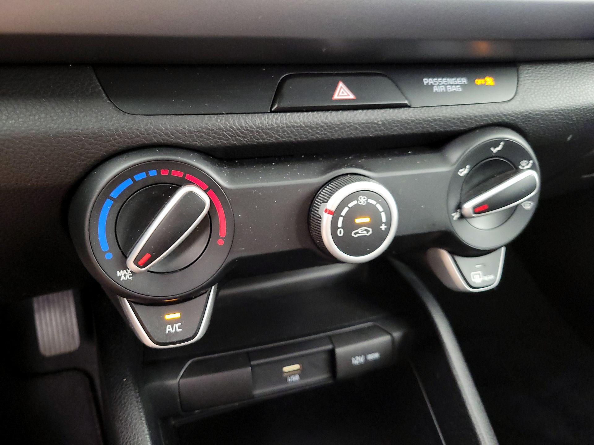 Thumbnail: 2022 Kia Rio - 16