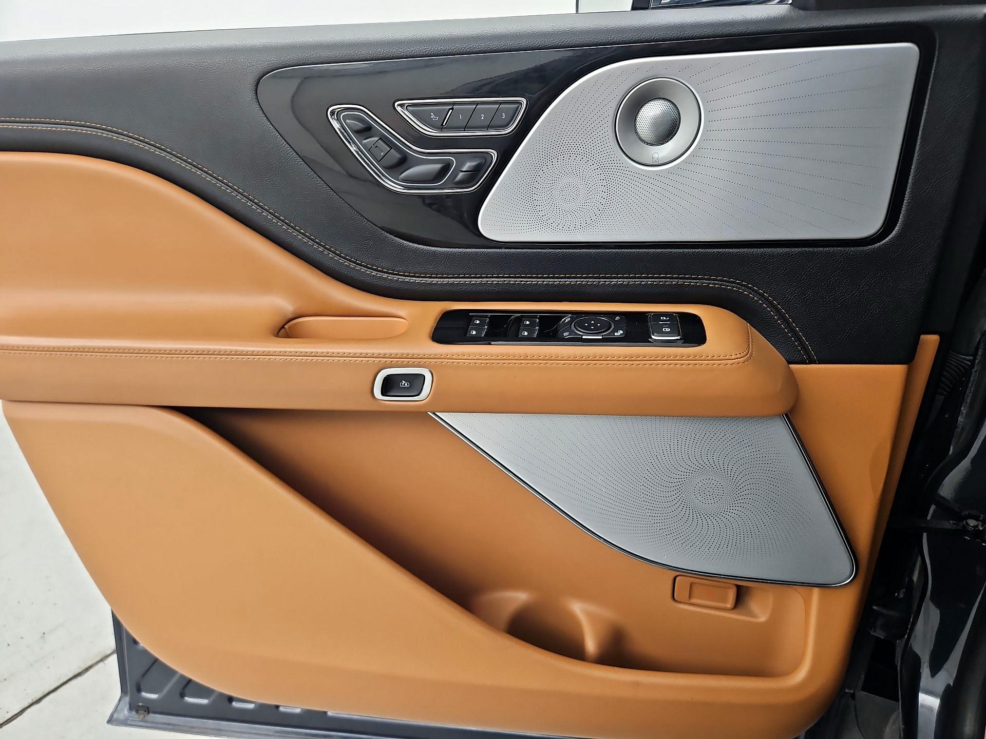 Thumbnail: 2020 Lincoln Aviator - 12