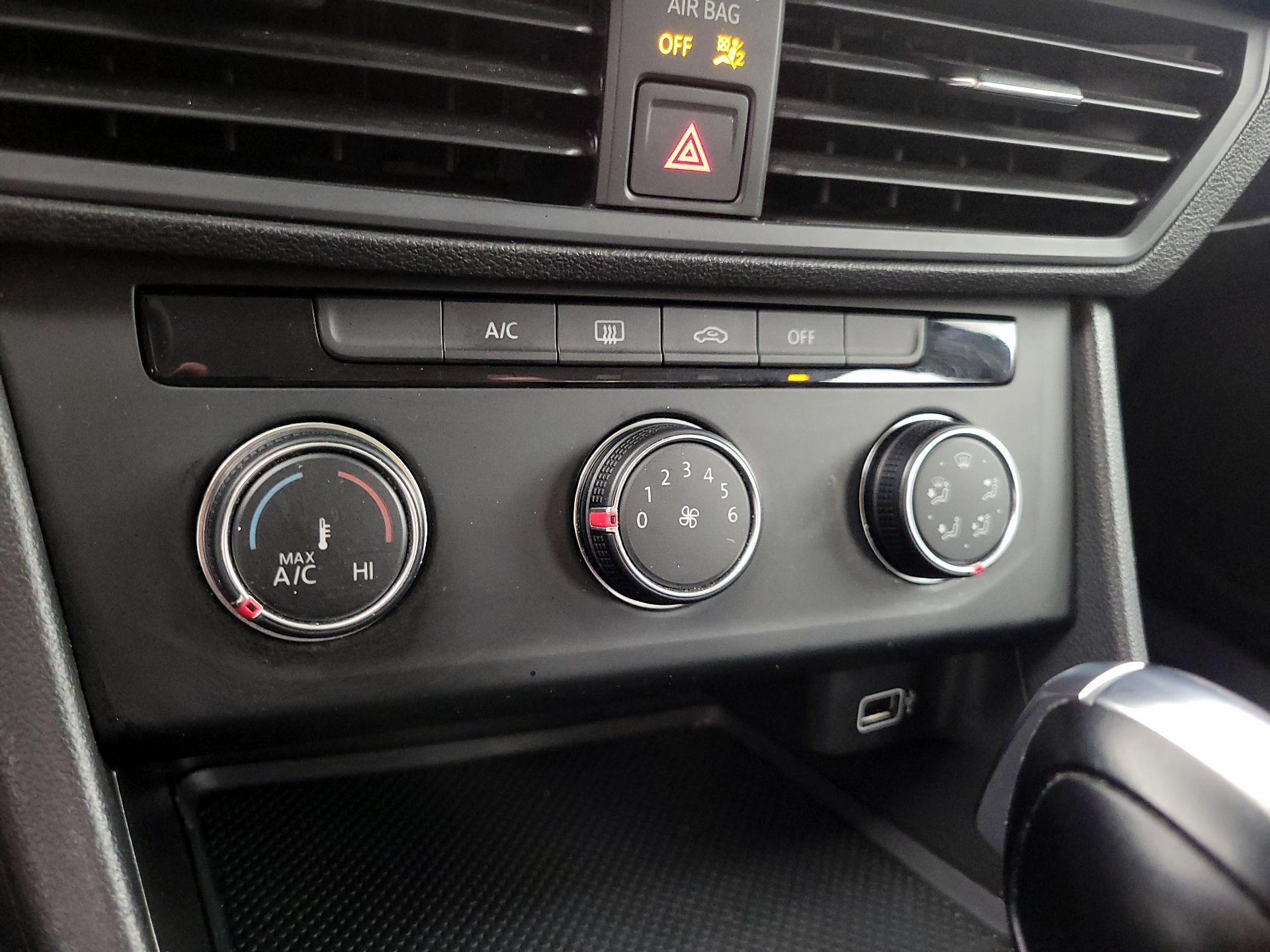 Thumbnail: 2019 Volkswagen Jetta - 16