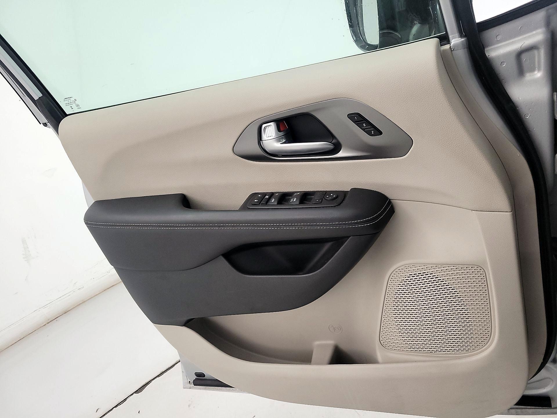 Thumbnail: 2024 Chrysler Pacifica - 12