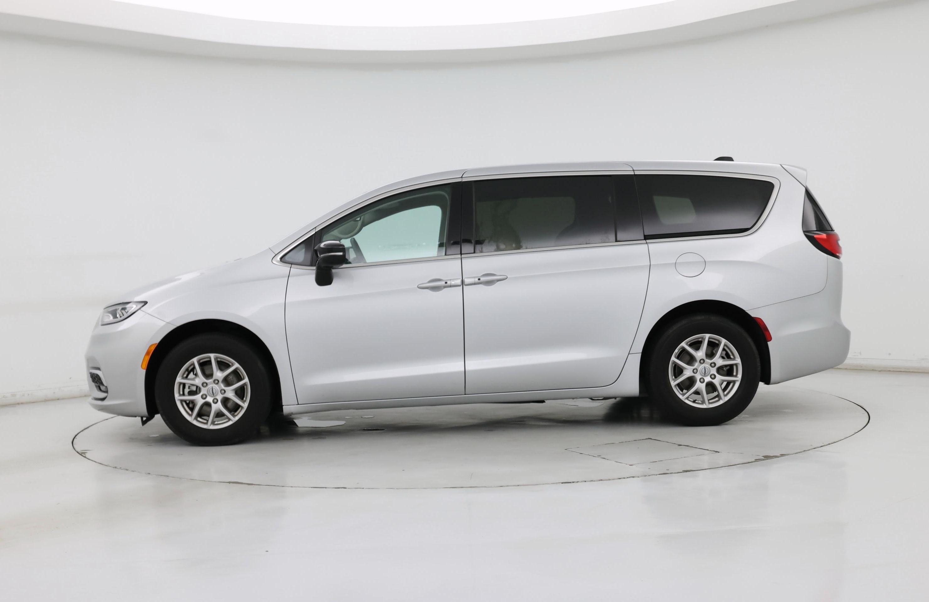 Thumbnail: 2024 Chrysler Pacifica - 3