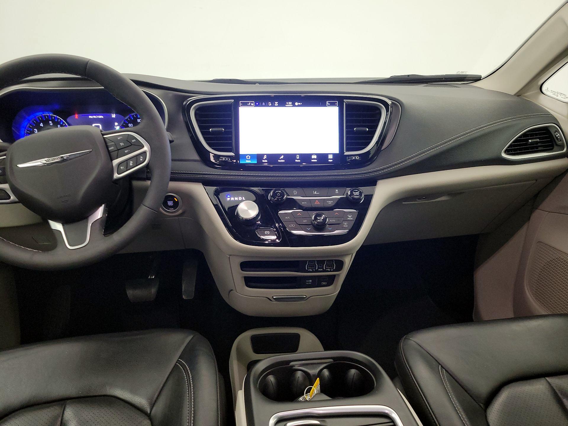 Thumbnail: 2022 Chrysler Pacifica - 9