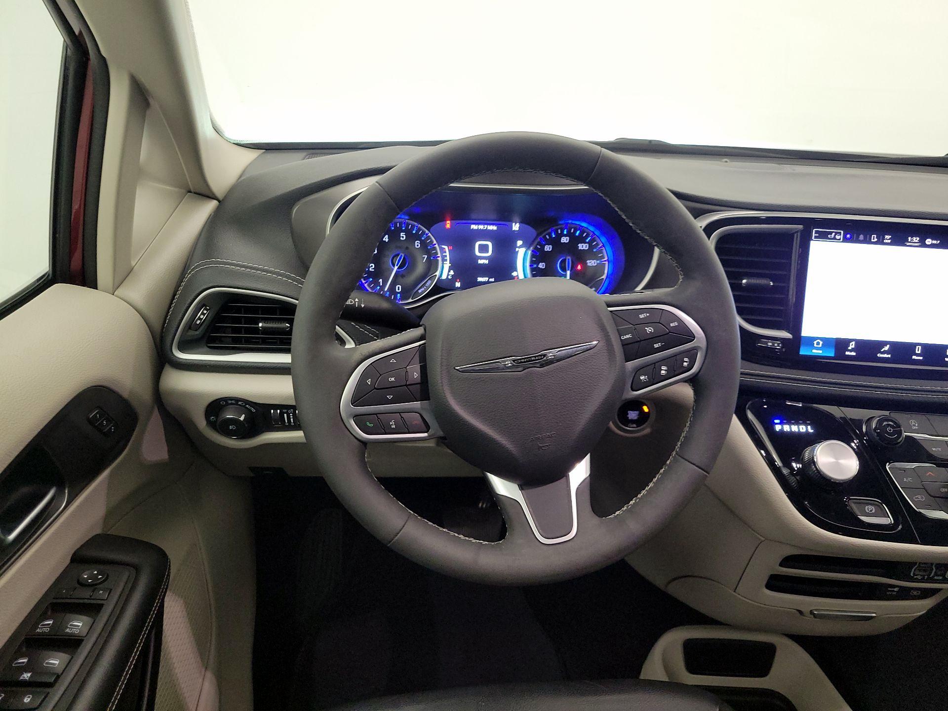 Thumbnail: 2022 Chrysler Pacifica - 10