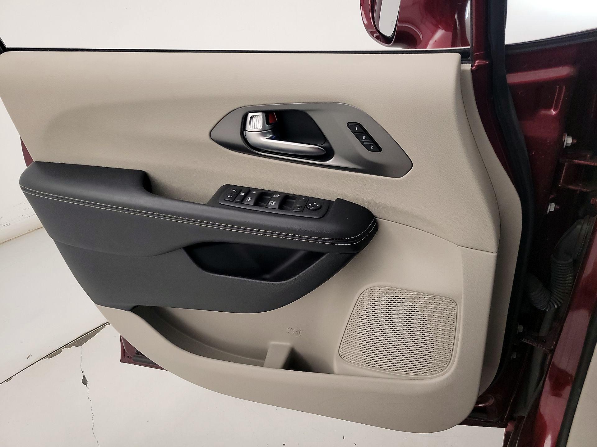 Thumbnail: 2022 Chrysler Pacifica - 12