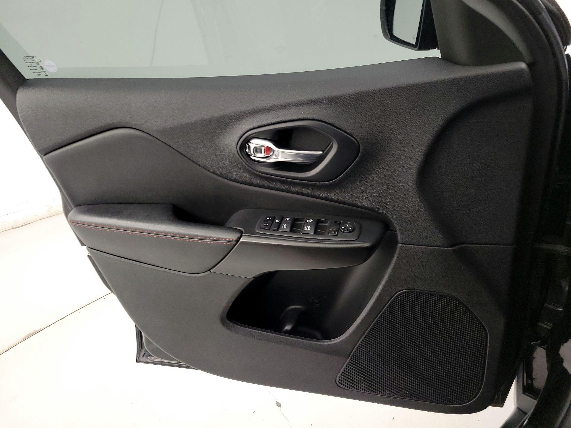 Thumbnail: 2022 Jeep Cherokee - 12