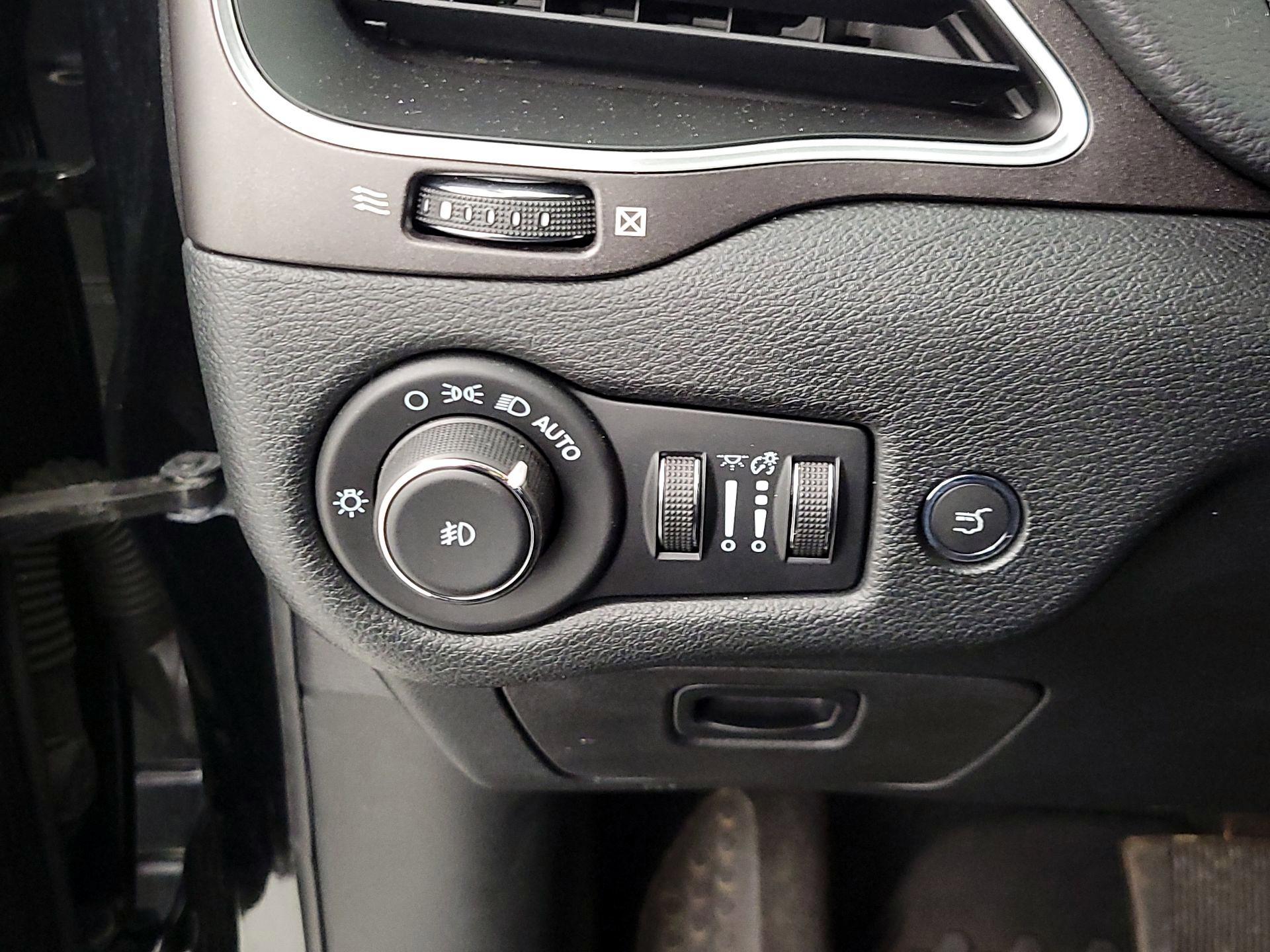 Thumbnail: 2022 Jeep Cherokee - 13