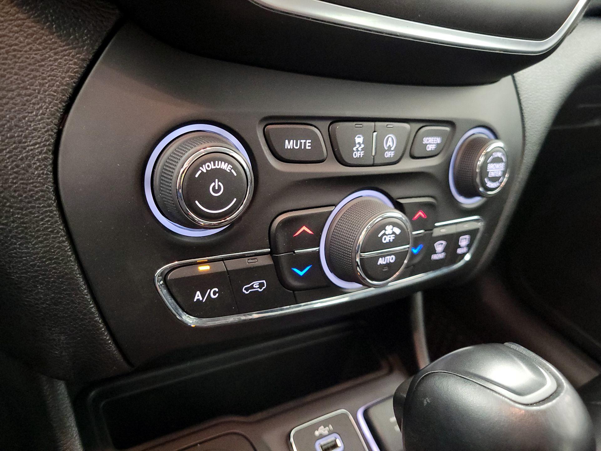 Thumbnail: 2022 Jeep Cherokee - 16