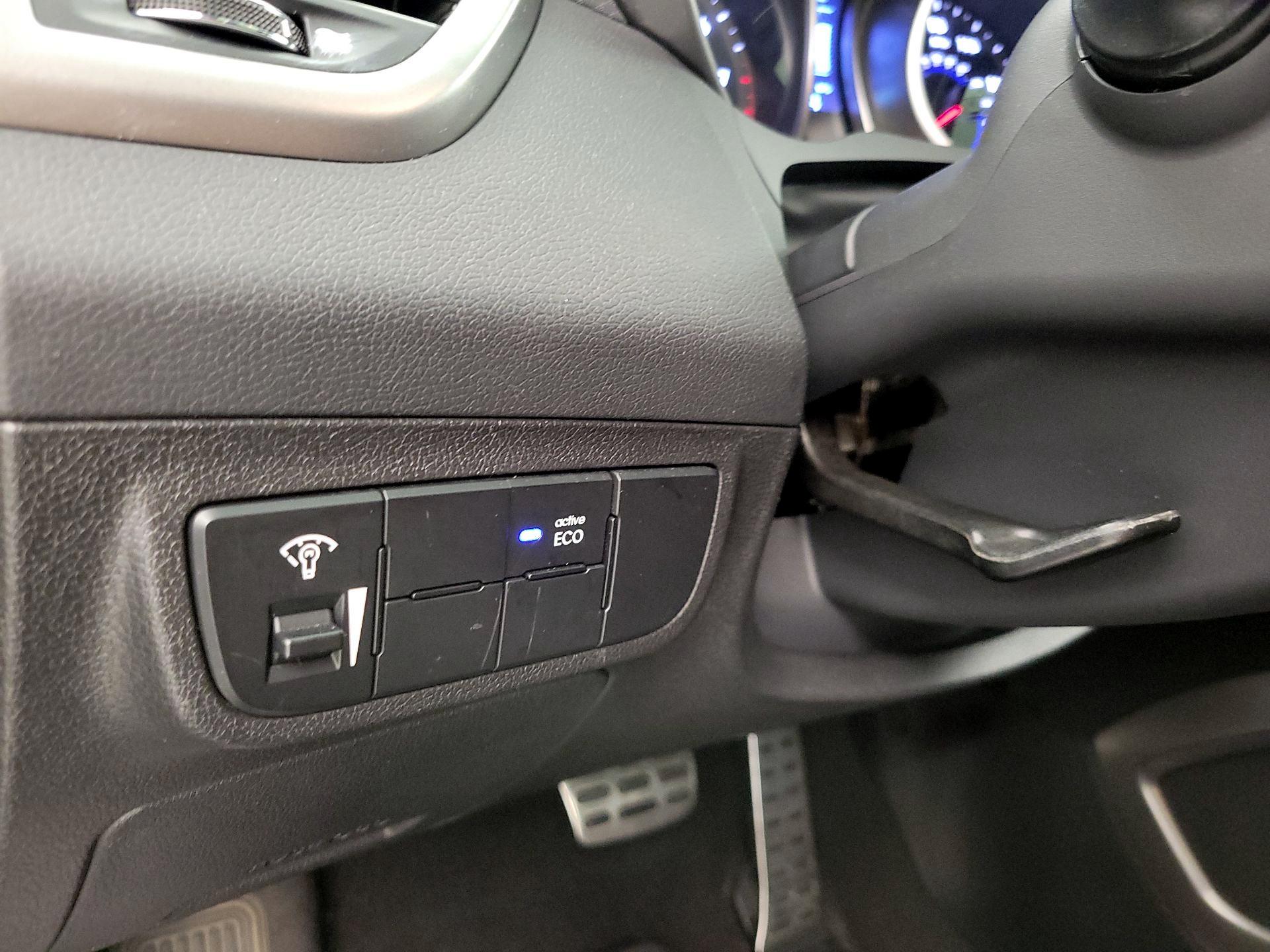 Thumbnail: 2016 Hyundai Veloster - 13