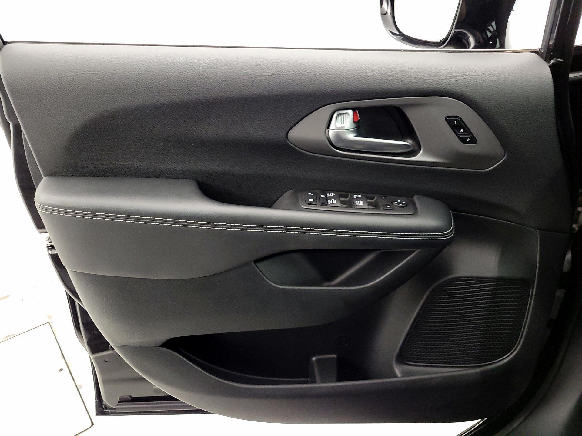 Thumbnail: 2025 Chrysler Pacifica - 12