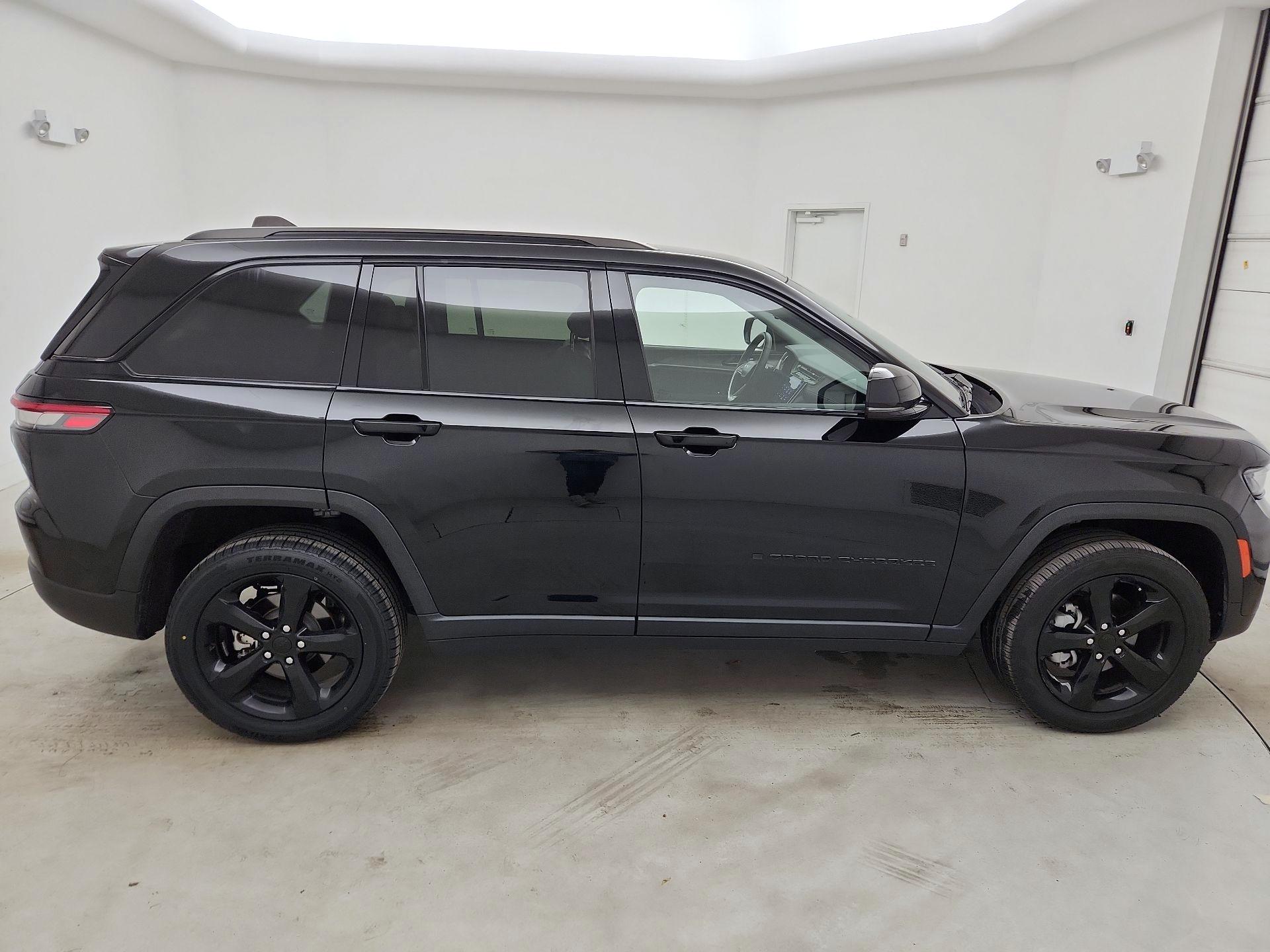 Thumbnail: 2023 Jeep Grand Cherokee - 4