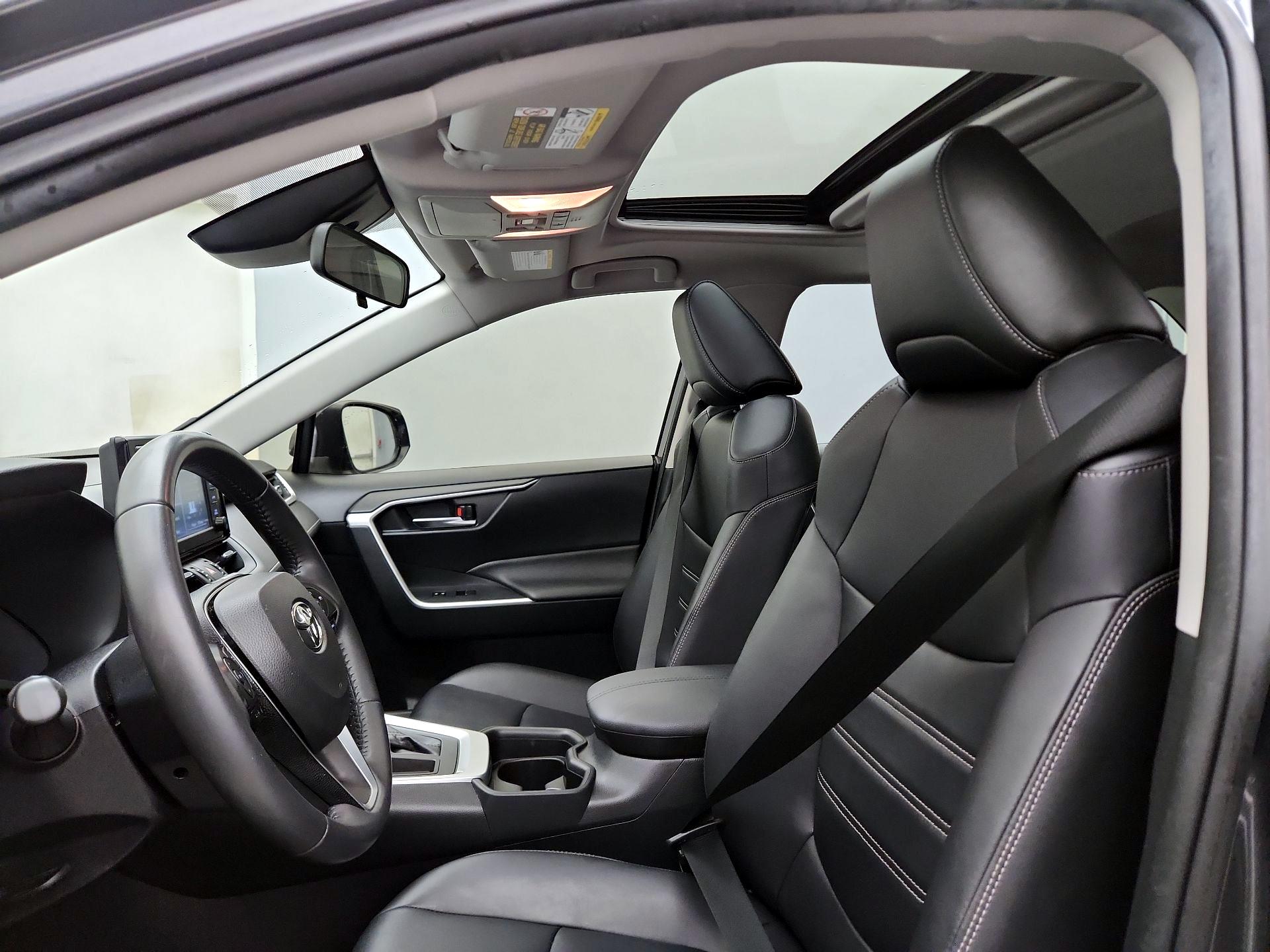 Thumbnail: 2019 Toyota RAV4 - 19