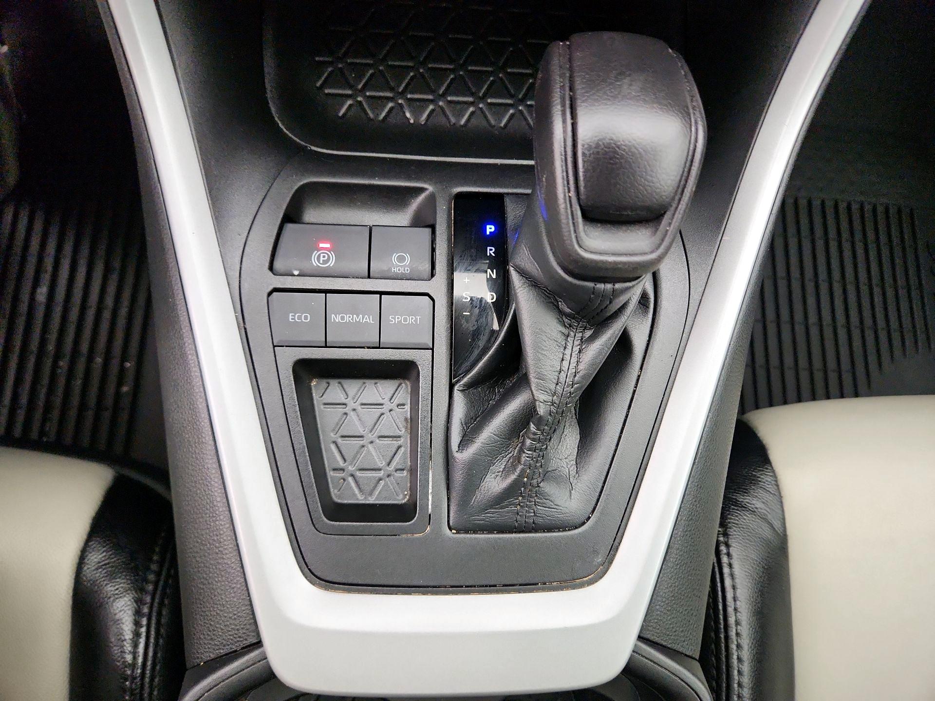 Thumbnail: 2021 Toyota RAV4 - 17