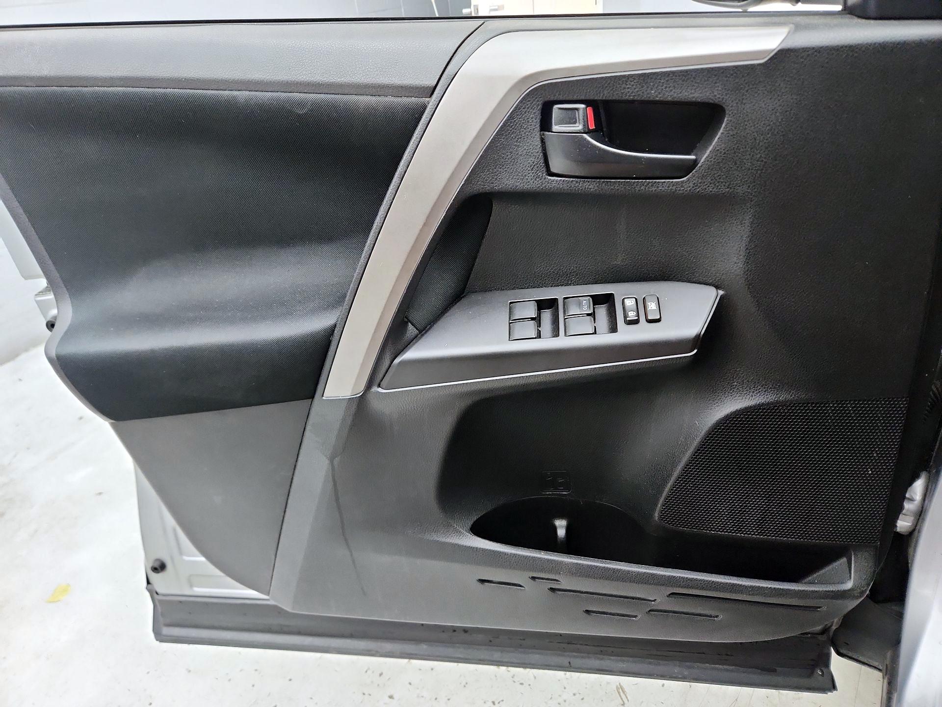 Thumbnail: 2018 Toyota RAV4 - 12