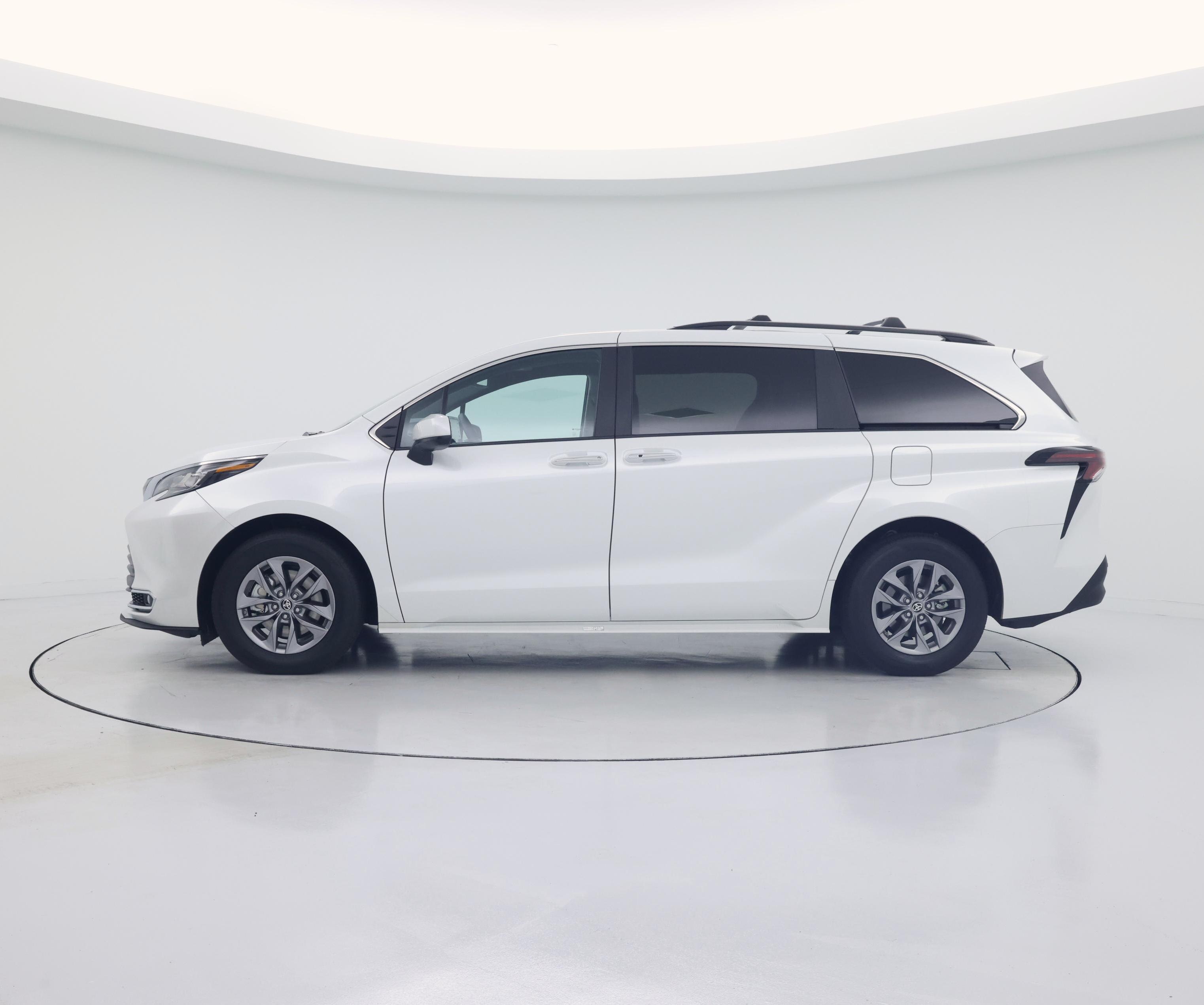 Thumbnail: 2023 Toyota Sienna - 3
