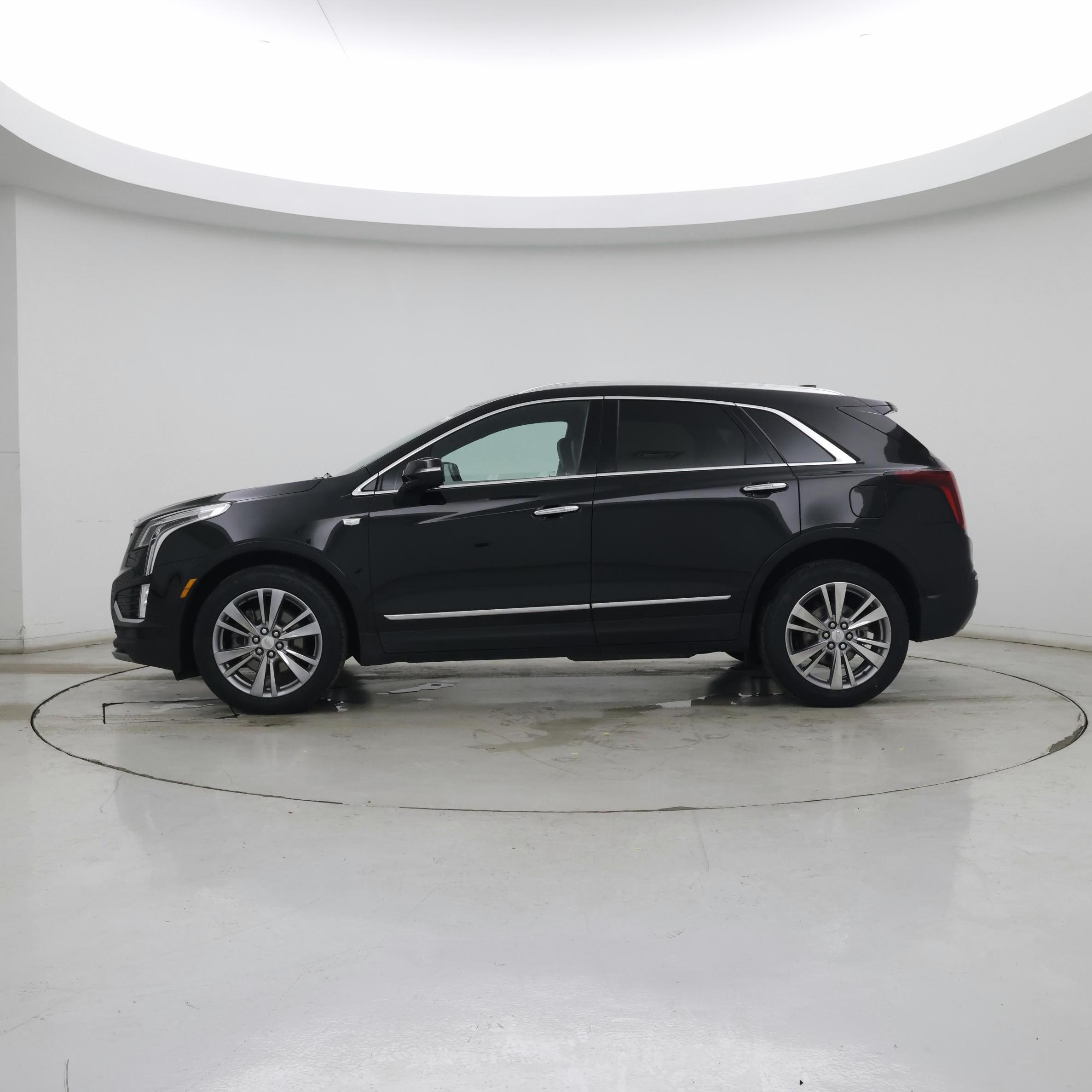 Thumbnail: 2023 Cadillac XT5 - 3