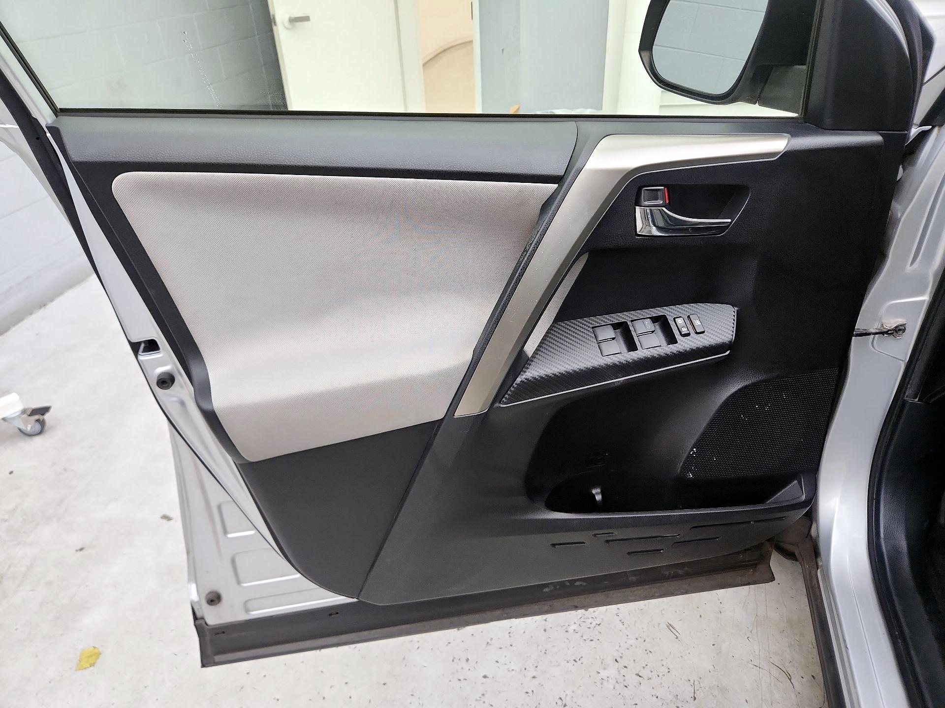 Thumbnail: 2015 Toyota RAV4 - 12