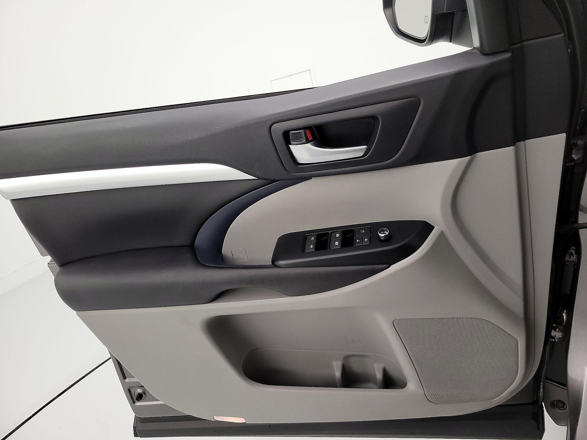 Thumbnail: 2016 Toyota Highlander - 12