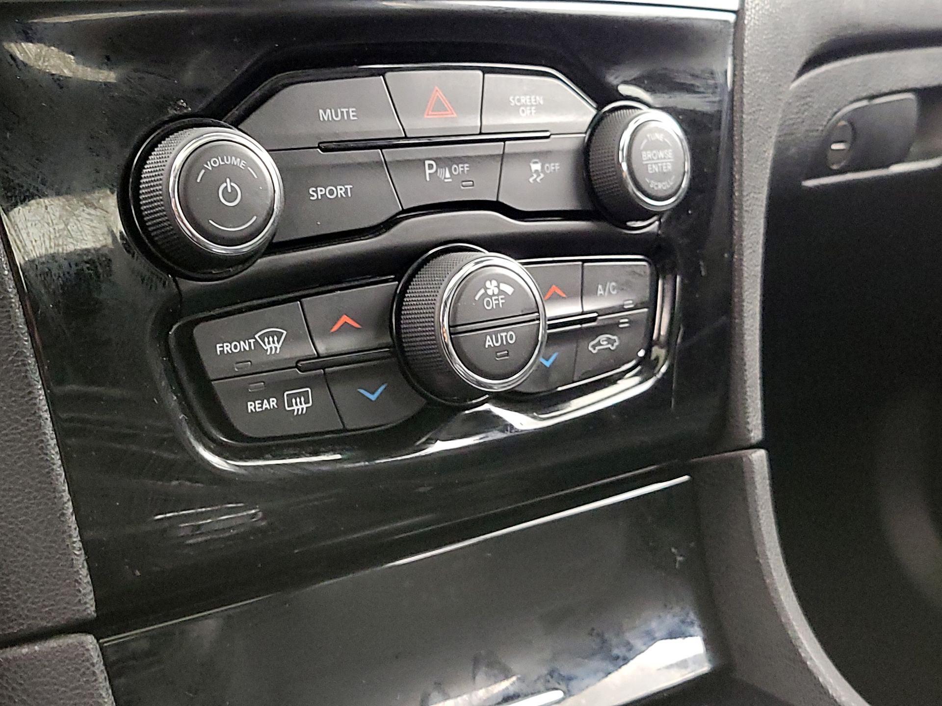 Thumbnail: 2023 Chrysler 300 - 17