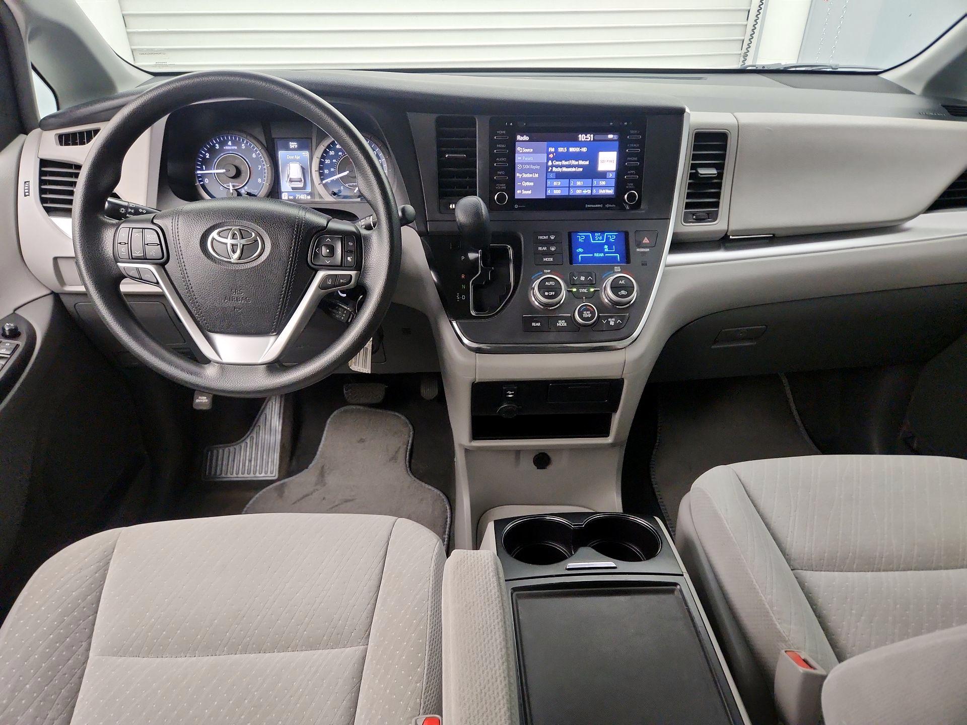 Thumbnail: 2018 Toyota Sienna - 9